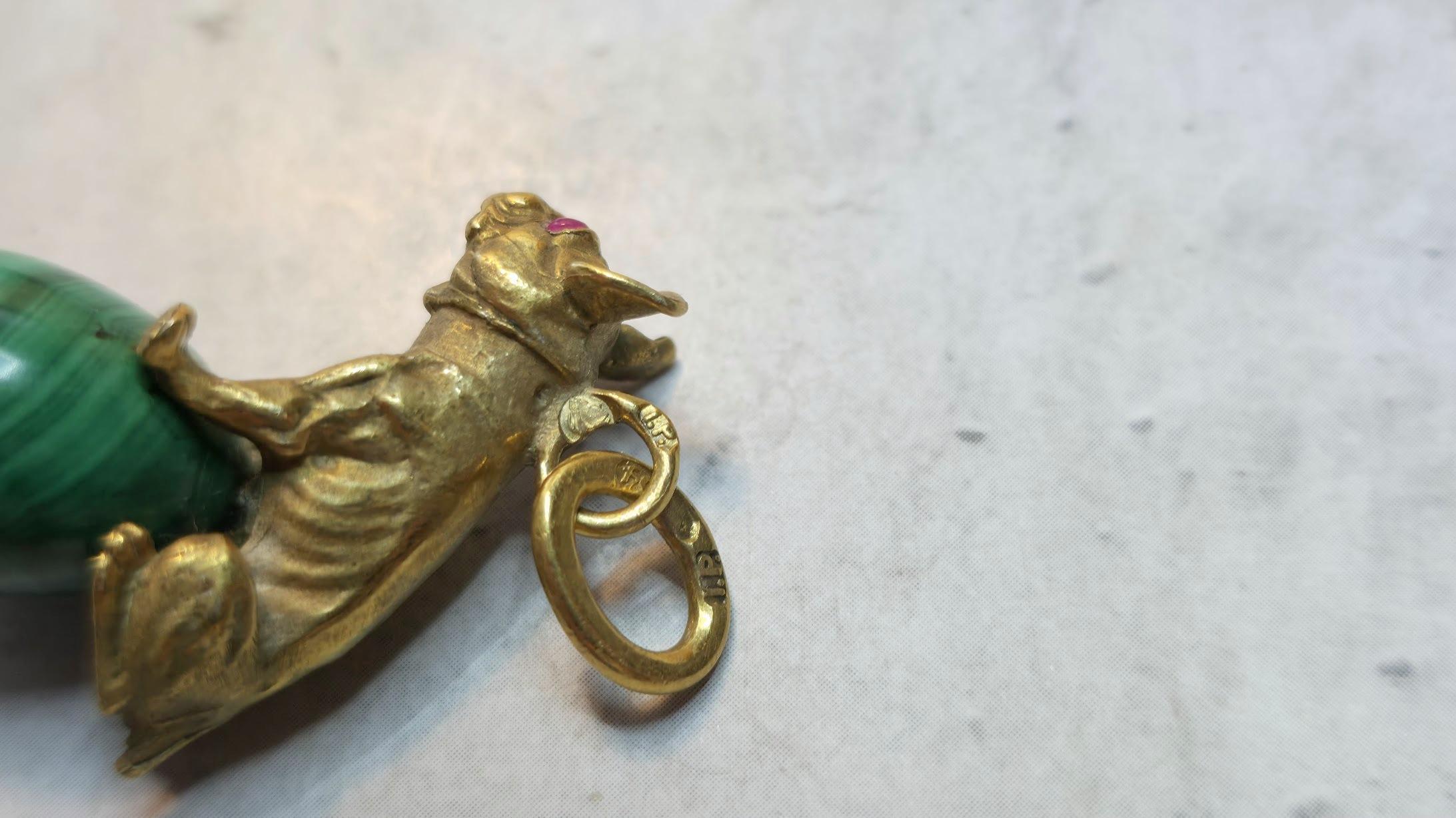 Pendentif en forme d'œuf impérial russe avec bouledogue doré et yeux en rubis par Julius Rappoport en vente 4