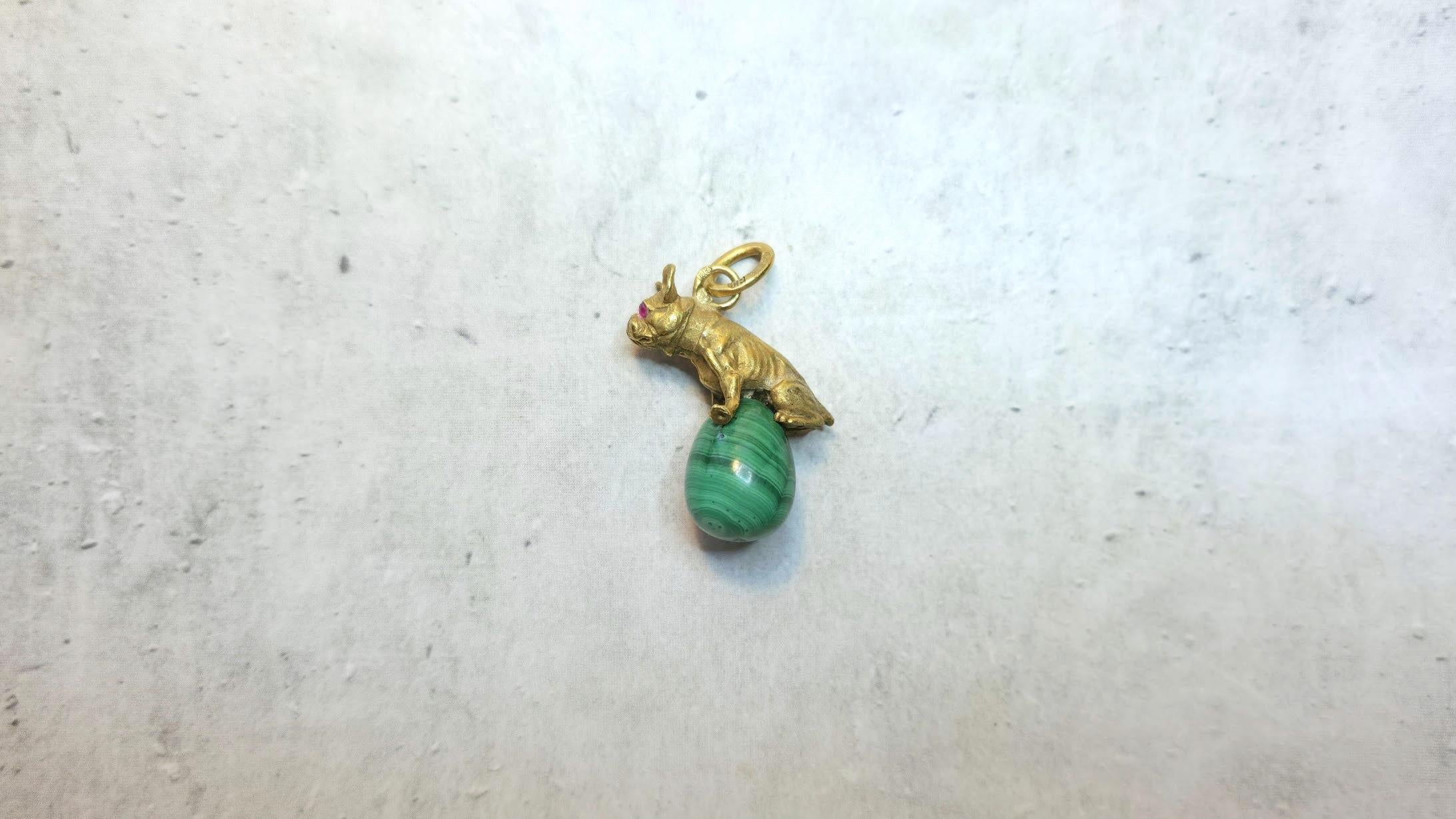 Taille mixte Pendentif en forme d'œuf impérial russe avec bouledogue doré et yeux en rubis par Julius Rappoport en vente
