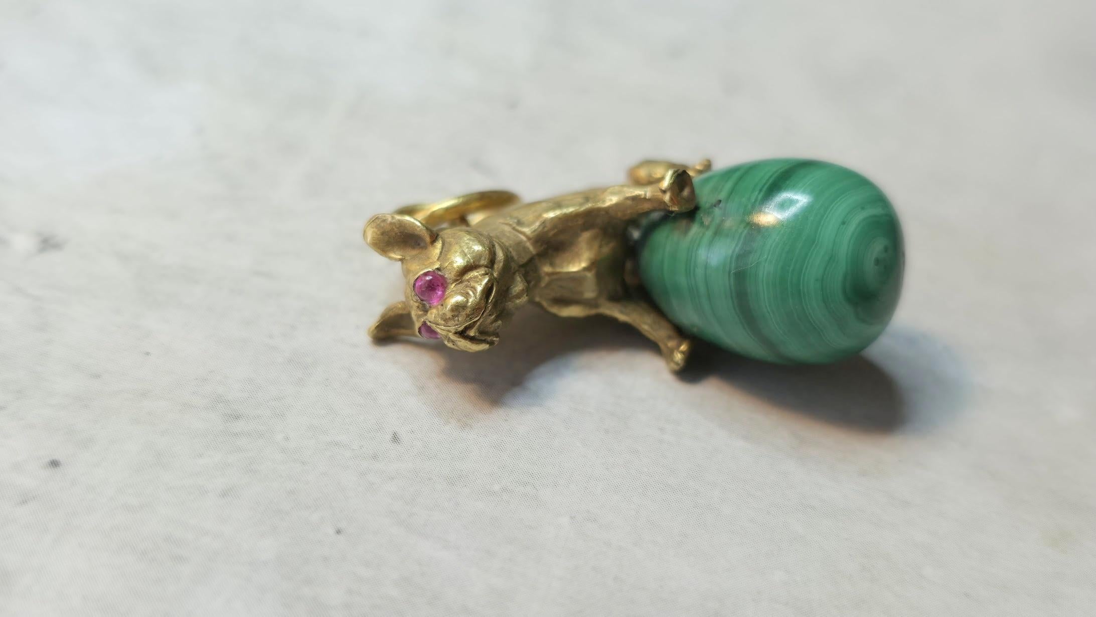 Pendentif en forme d'œuf impérial russe avec bouledogue doré et yeux en rubis par Julius Rappoport Excellent état - En vente à Chesterland, OH