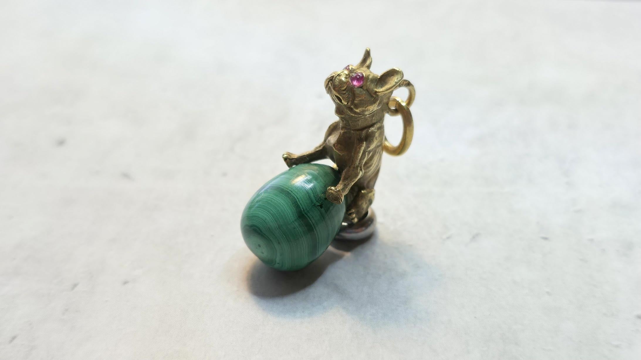Pendentif en forme d'œuf impérial russe avec bouledogue doré et yeux en rubis par Julius Rappoport Unisexe en vente