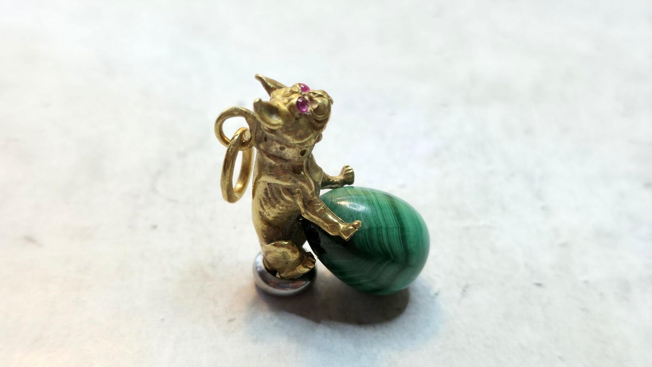Pendentif en forme d'œuf impérial russe avec bouledogue doré et yeux en rubis par Julius Rappoport en vente 1