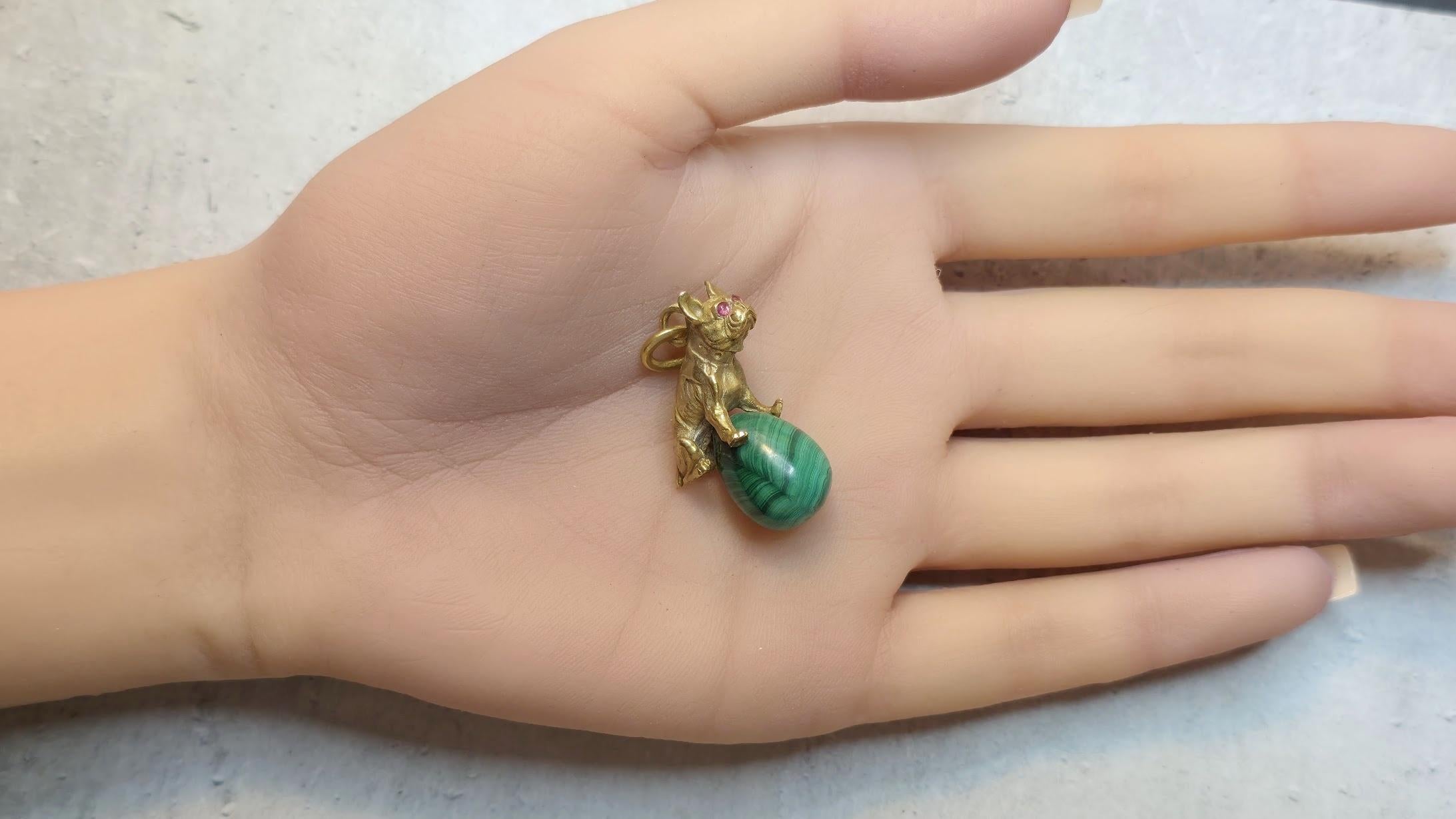 Pendentif en forme d'œuf impérial russe avec bouledogue doré et yeux en rubis par Julius Rappoport en vente 2