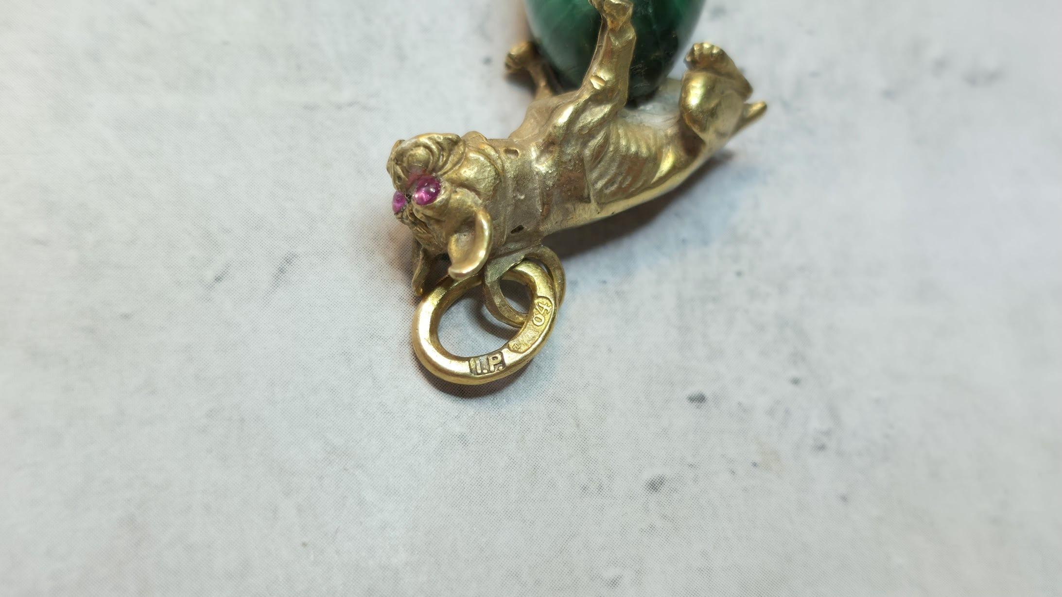 Pendentif en forme d'œuf impérial russe avec bouledogue doré et yeux en rubis par Julius Rappoport en vente 3