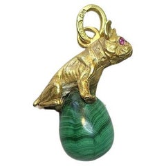 Ciondolo a forma di uovo imperiale russo con bulldog dorato e occhi di rubino di Julius Rappoport