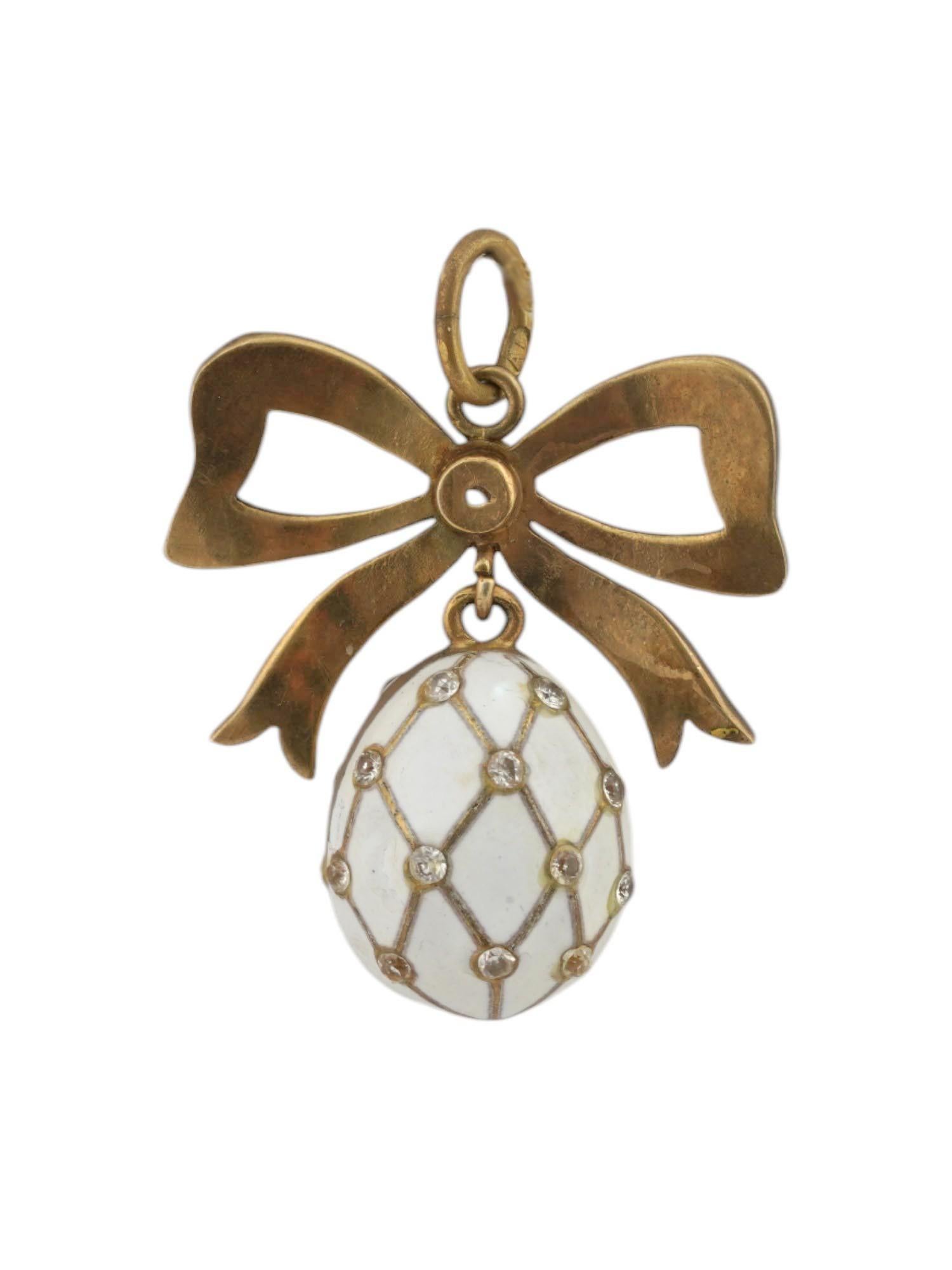 Voici un exquis pendentif en forme d'œuf fabriqué en argent impérial russe 84-zolotnik, orné de plaquage d'or et d'émail. Cette pièce délicate présente un motif de treillis en relief avec des imitations de diamants (comme la zircone cubique (CZ) ou