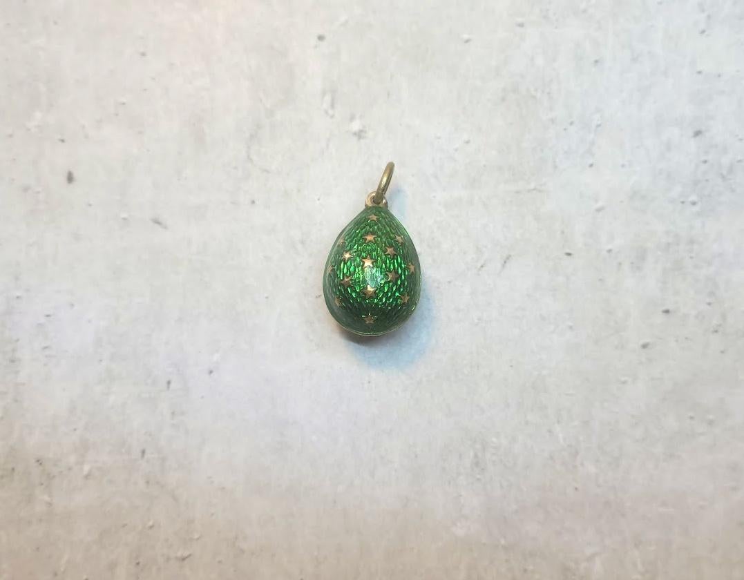Este colgante Fabergé, una pieza rara e históricamente significativa, fue elaborado por el renombrado maestro Knut Oskar Pihl. Este huevo de plata dorada está cubierto de un impresionante esmalte guilloché verde y adornado con muchas estrellitas