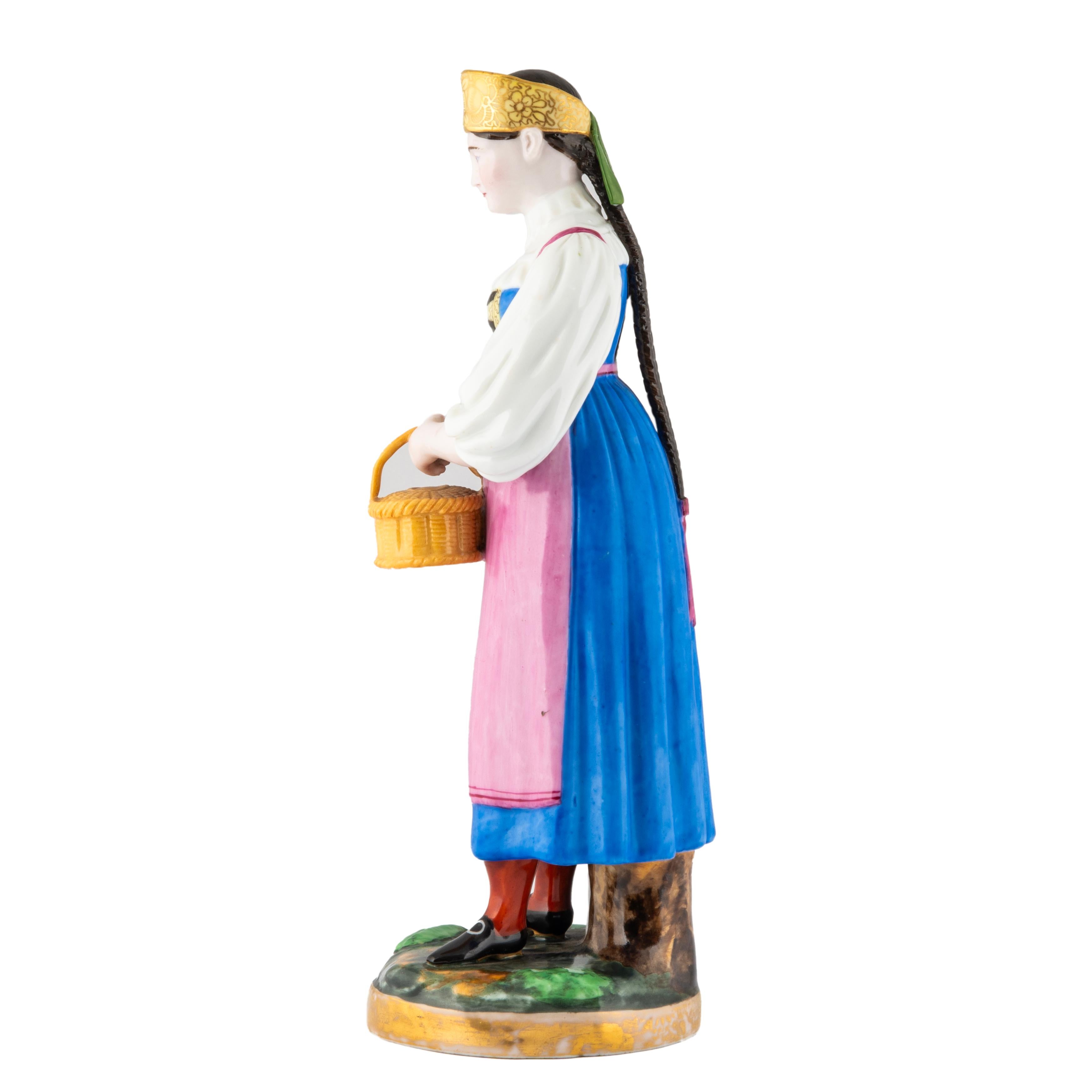Figurilla de porcelana rusa de la época imperial de mujer con kokoshnik, Gardner c 1840 Renacimiento neoclásico en venta