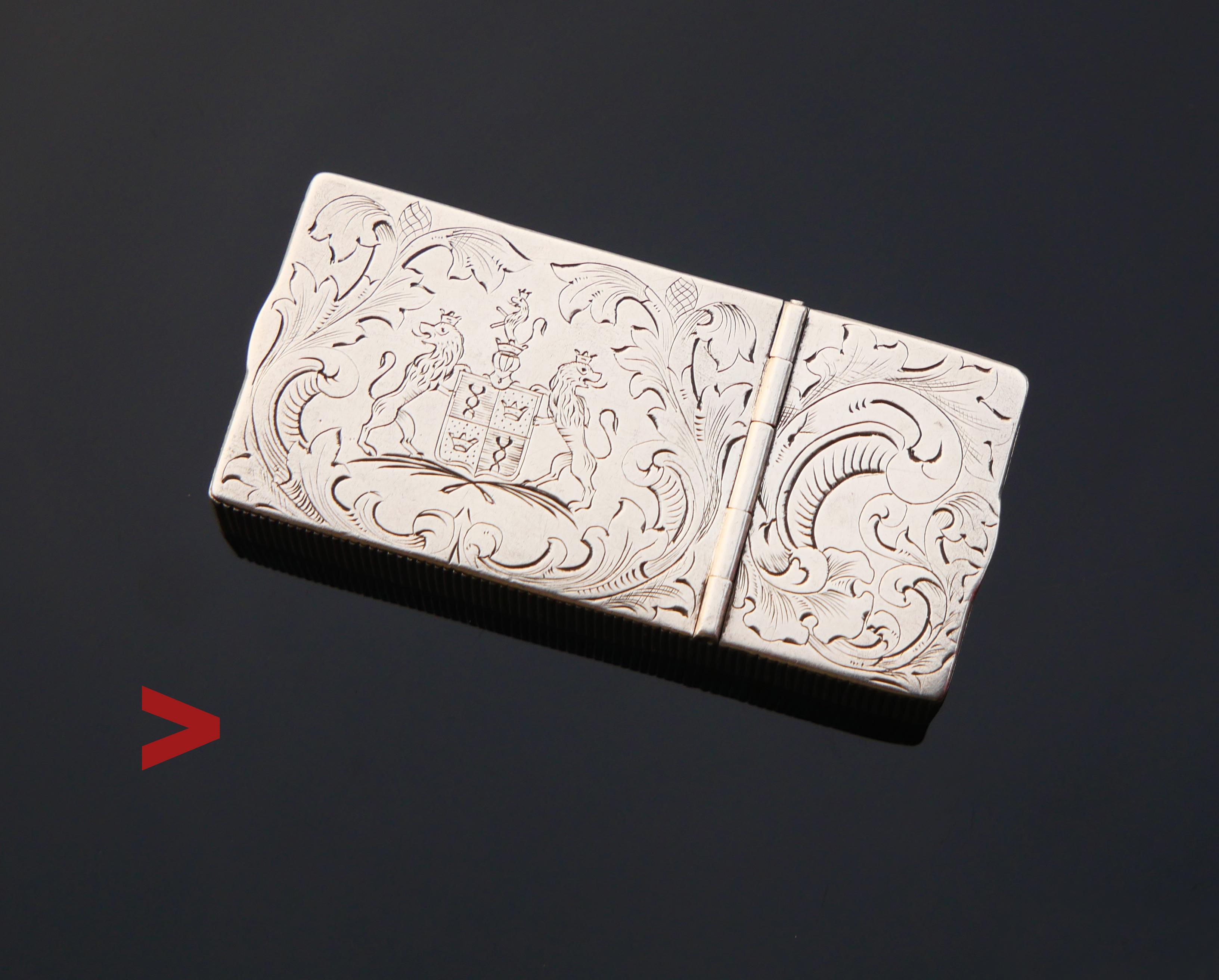Original russische kaiserliche Silberdose aus der Werkstatt von K.Faberge ca. Anfang des XX Jahrhunderts

Ich vermute, dass es sich bei dieser Schachtel um eine Art Pille, Gewürz, Schnupftabak oder Muskatnuss handeln kann.

Zwei separate