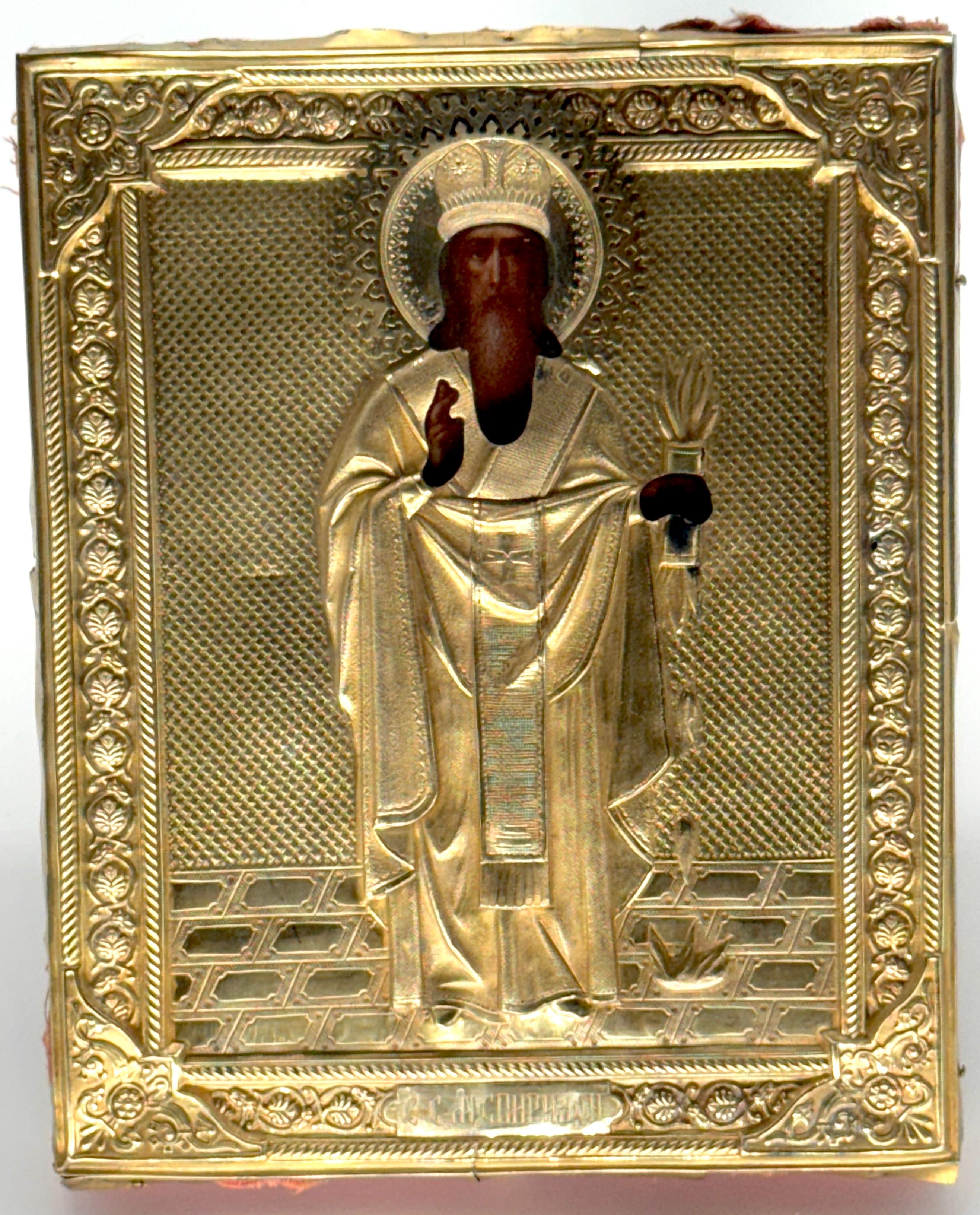 Icona imperiale russa d'argento dorato di San Spiridione, marchi di Mosca, 1890 ca.

Un'icona ortodossa russa finemente lavorata di San Spiridione di Trimythous,(Святой Спиридон Тримифунтский)

Il nome Спиридон (Spyridon) è chiaramente inciso in