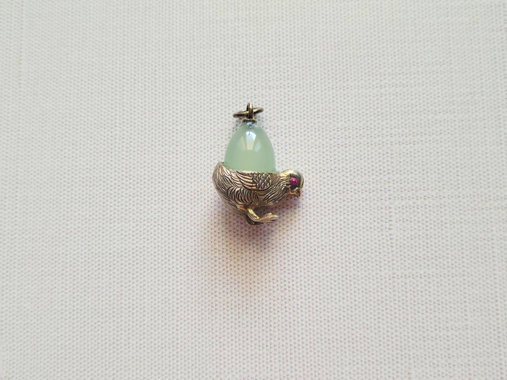 A fabulous quality, genuine antique Imperial egg pendant charm!

We present a fabulous egg pendant in the form of a miniature gilt silver chick, charming and detailed, and a gorgeous droplet of pure natural chrysoprase, a sandy sea green color