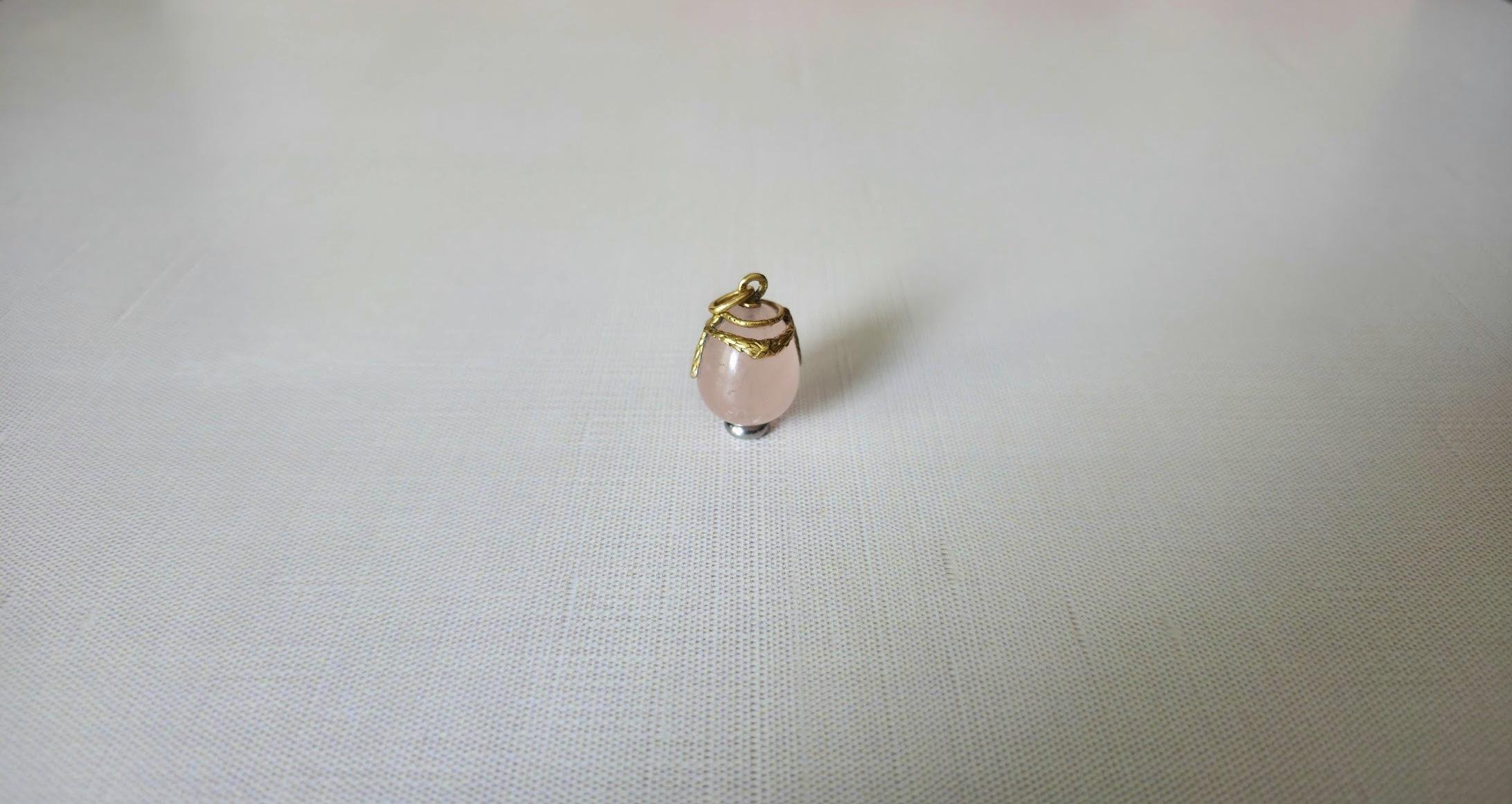 Siamo lieti di presentare un altro pezzo unico della nostra collezione: un ciondolo a forma di uovo in miniatura del gioielliere Henrik Wigström.

Questo splendido ciondolo ha la forma di un uovo di quarzo rosa intrecciato con una ghirlanda figurata