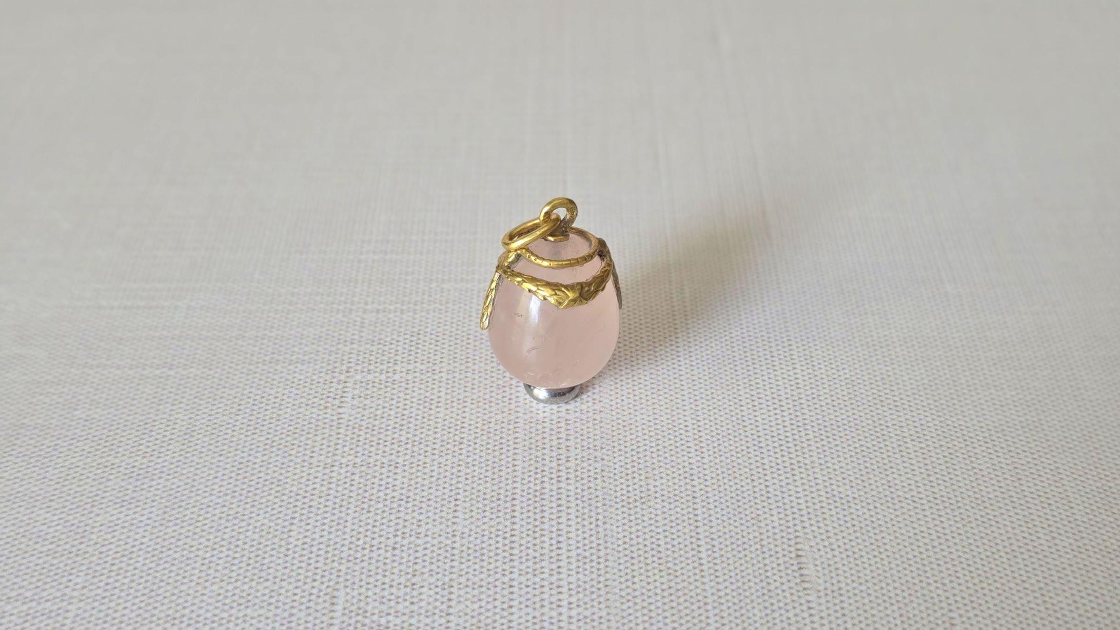 Impero russo Ciondolo a forma di uovo di quarzo rosa in argento dorato russo, maestro d'opera Henrik Wigström in vendita