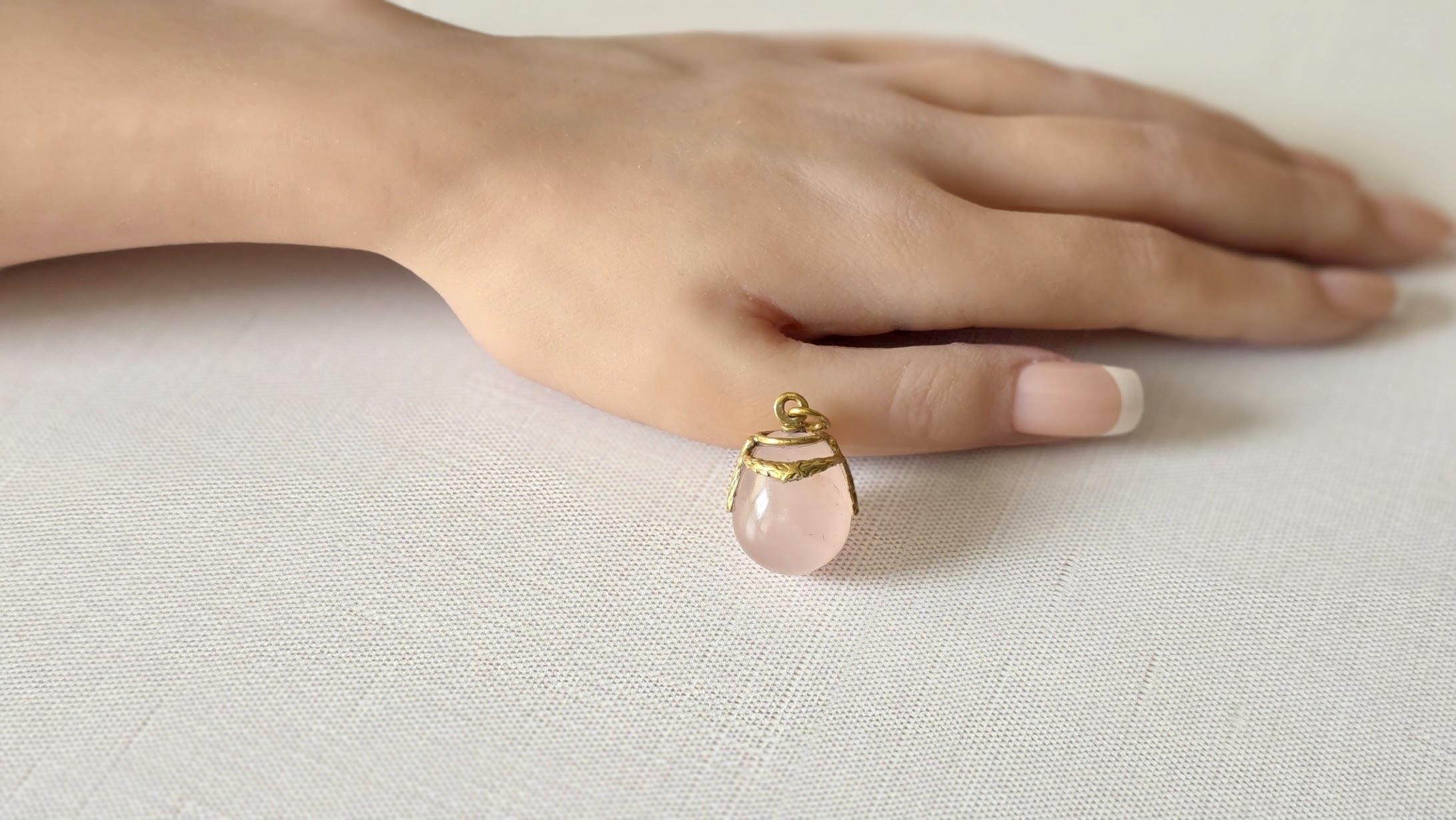 Ciondolo a forma di uovo di quarzo rosa in argento dorato russo, maestro d'opera Henrik Wigström in vendita 2