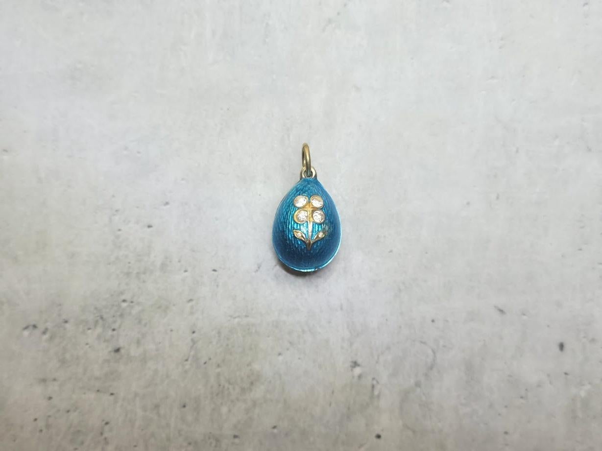 Siamo lieti di presentare un altro articolo unico della nostra collezione: un elegante ciondolo a forma di uovo in miniatura ornato di smalto guilloché risalente all'epoca dell'Impero Russo. Questo squisito pezzo è stato realizzato a San Pietroburgo