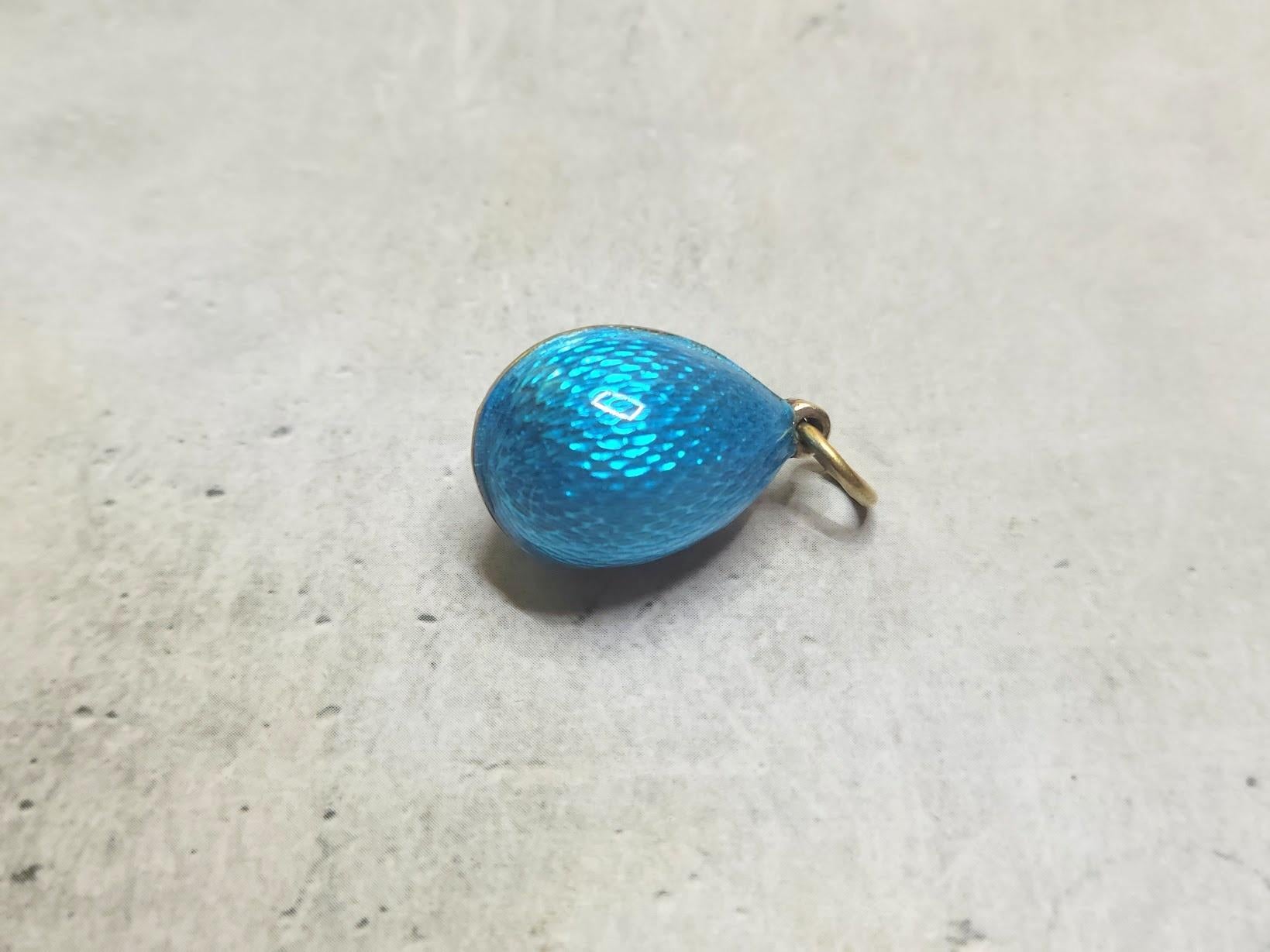 da uomo o donna Ciondolo a forma di uovo imperiale russo in smalto blu guilloché, maestro d'opera Alfred Thielemann in vendita