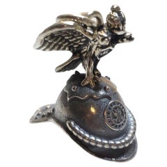 Ciondolo con elmo in miniatura del Reggimento della Guardia Imperiale Russa a Cavallo