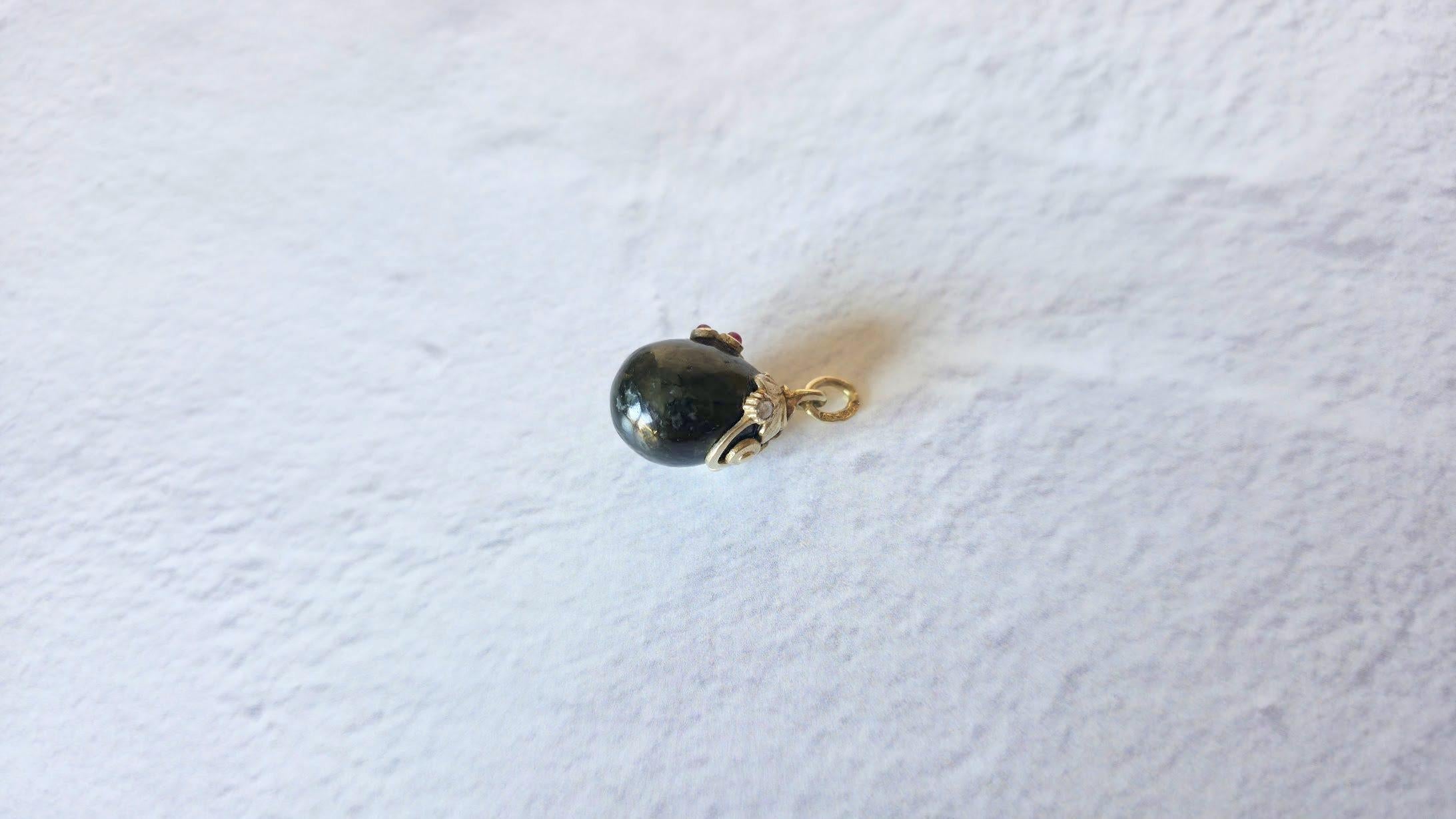 Taglio misto Ciondolo a forma di uovo in giada imperiale russa con rubini e diamanti, di Alfred Thielemann in vendita