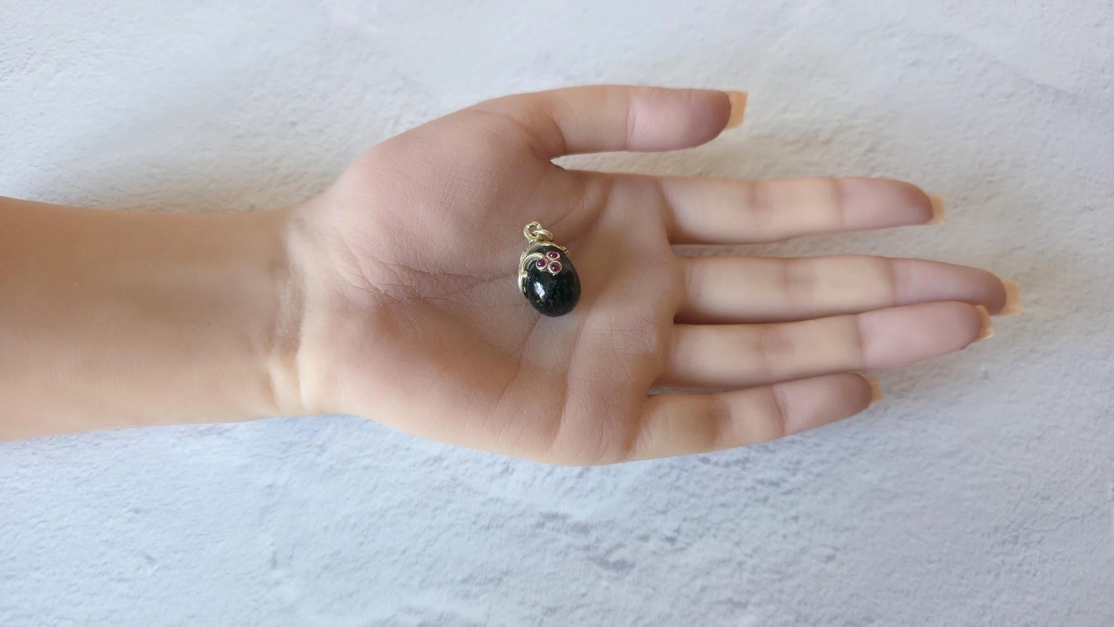 da uomo o donna Ciondolo a forma di uovo in giada imperiale russa con rubini e diamanti, di Alfred Thielemann in vendita