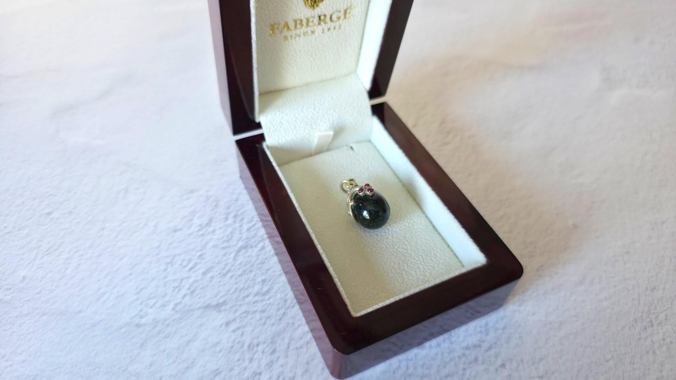 Ciondolo a forma di uovo in giada imperiale russa con rubini e diamanti, di Alfred Thielemann in vendita 1