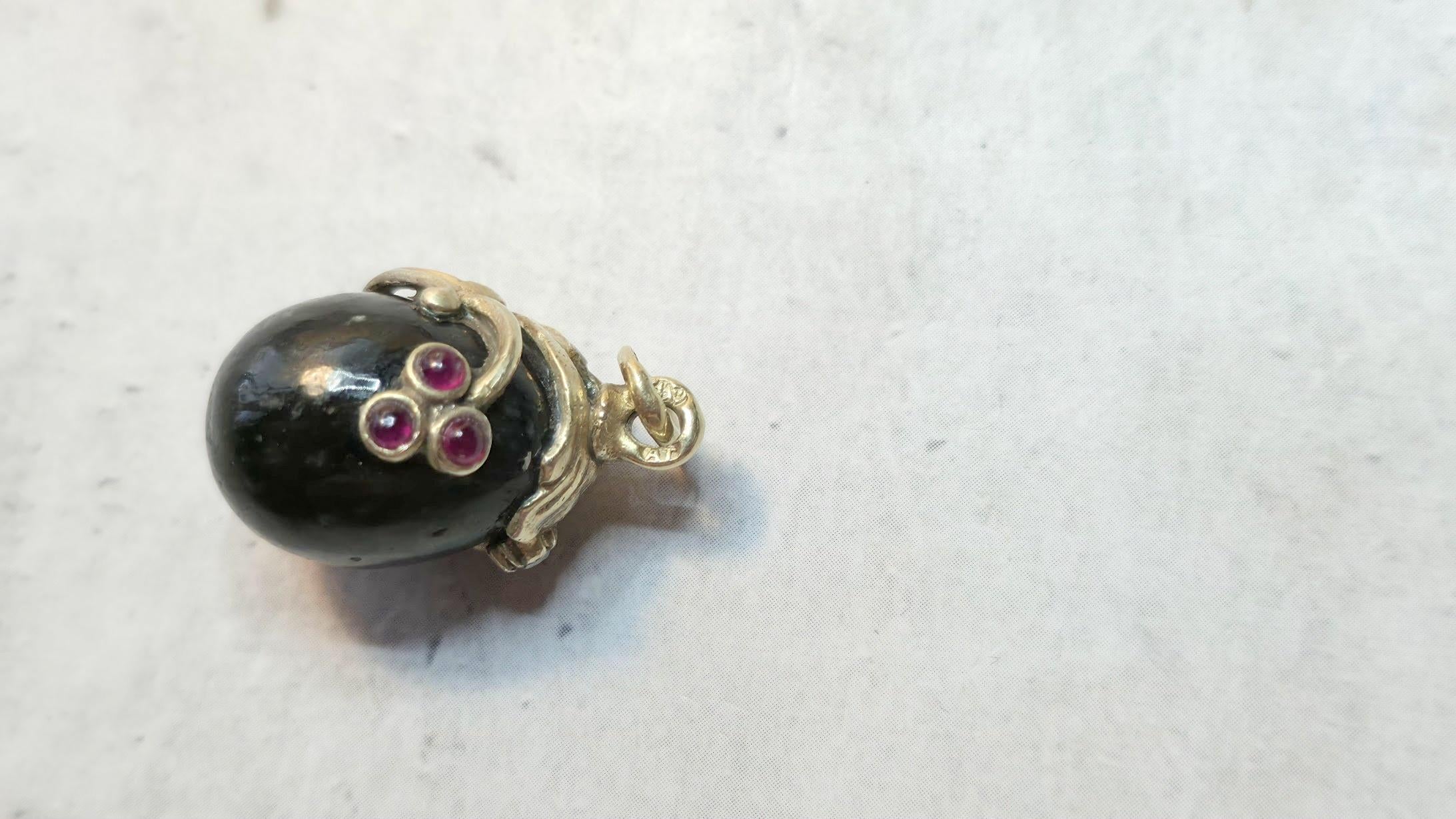 Ciondolo a forma di uovo in giada imperiale russa con rubini e diamanti, di Alfred Thielemann in vendita 2