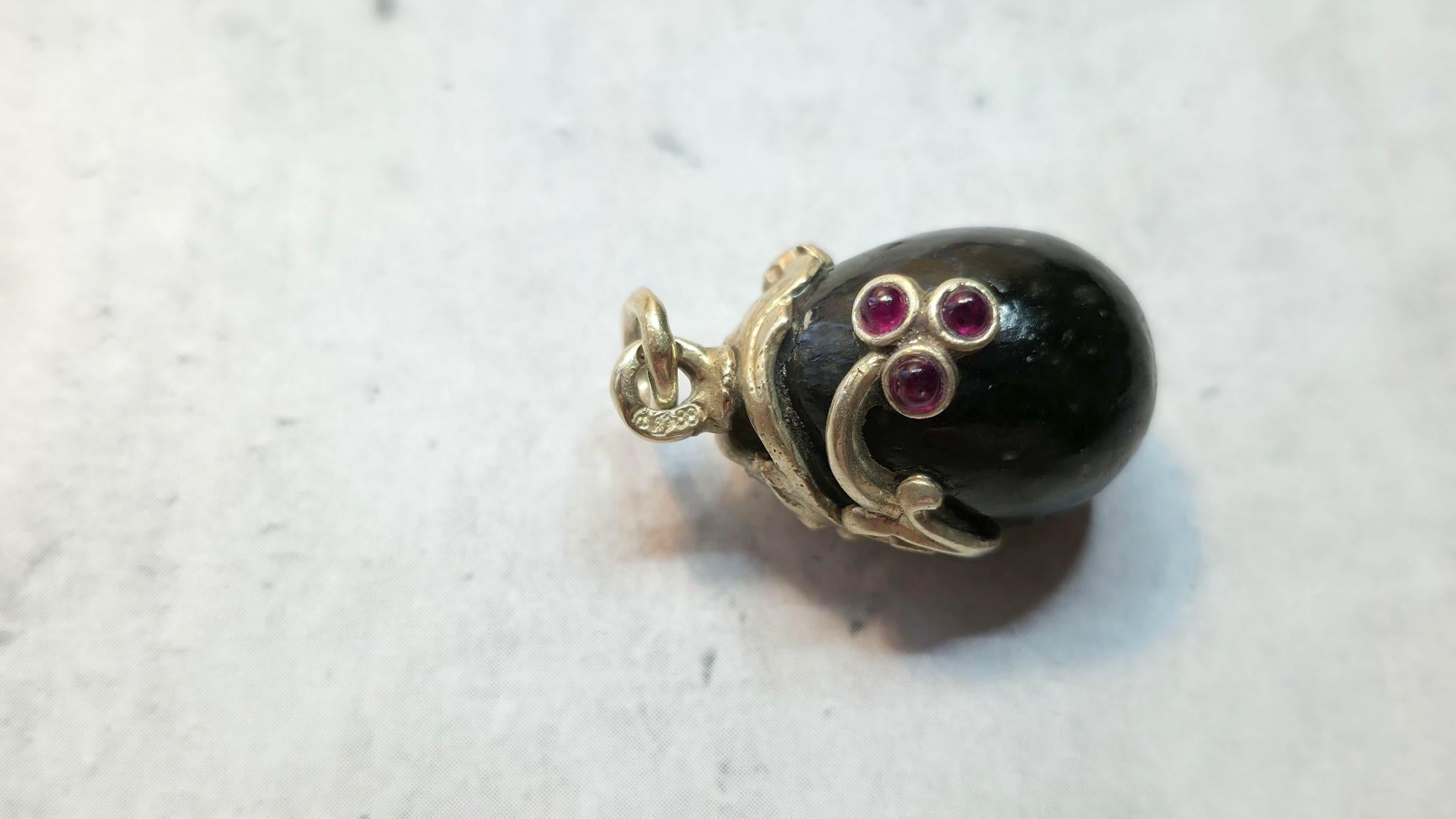 Ciondolo a forma di uovo in giada imperiale russa con rubini e diamanti, di Alfred Thielemann in vendita 3