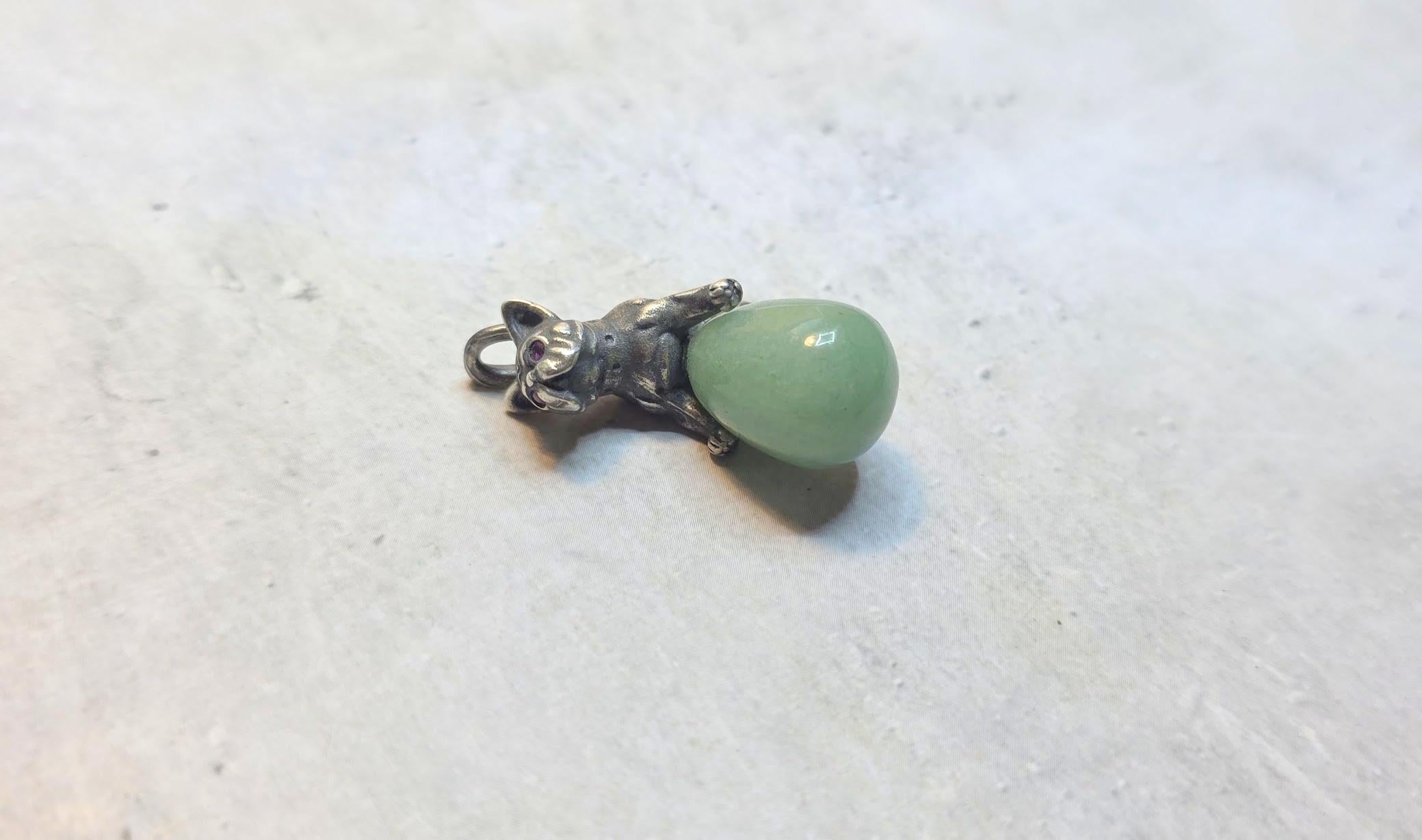 We present to your attention a unique and extraordinary piece from our collection — a jade egg pendant featuring a silver bulldog figurine with ruby eyes, created during the Faberge era.
The pendant is made of natural jade, while the bulldog