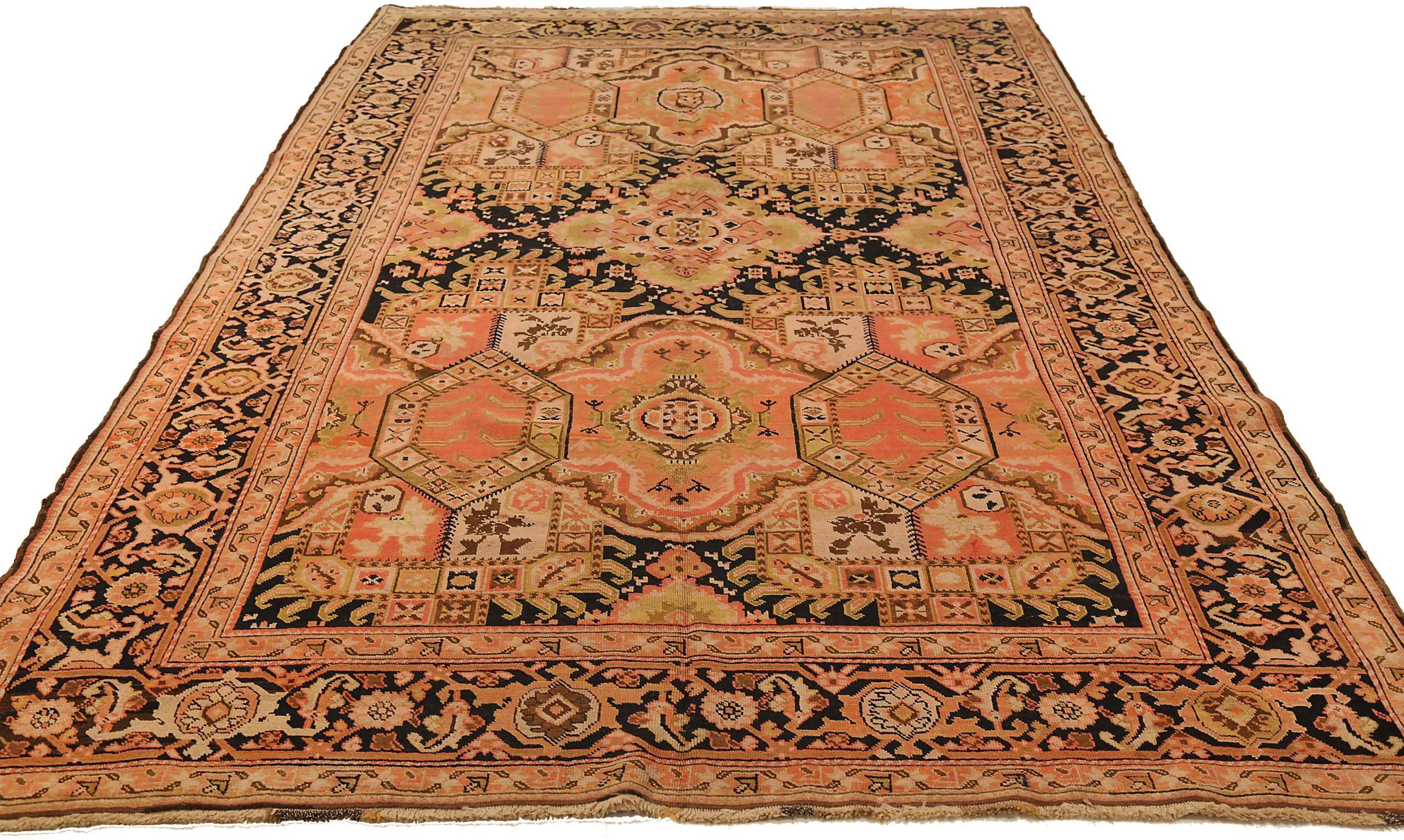 Scopri l'eleganza del Karabagh russo con i tappeti d'area CIRCA del 1910. Progettato con lana e nero-verde-rosa, questo design esclusivo è perfetto per valorizzare il tuo spazio.