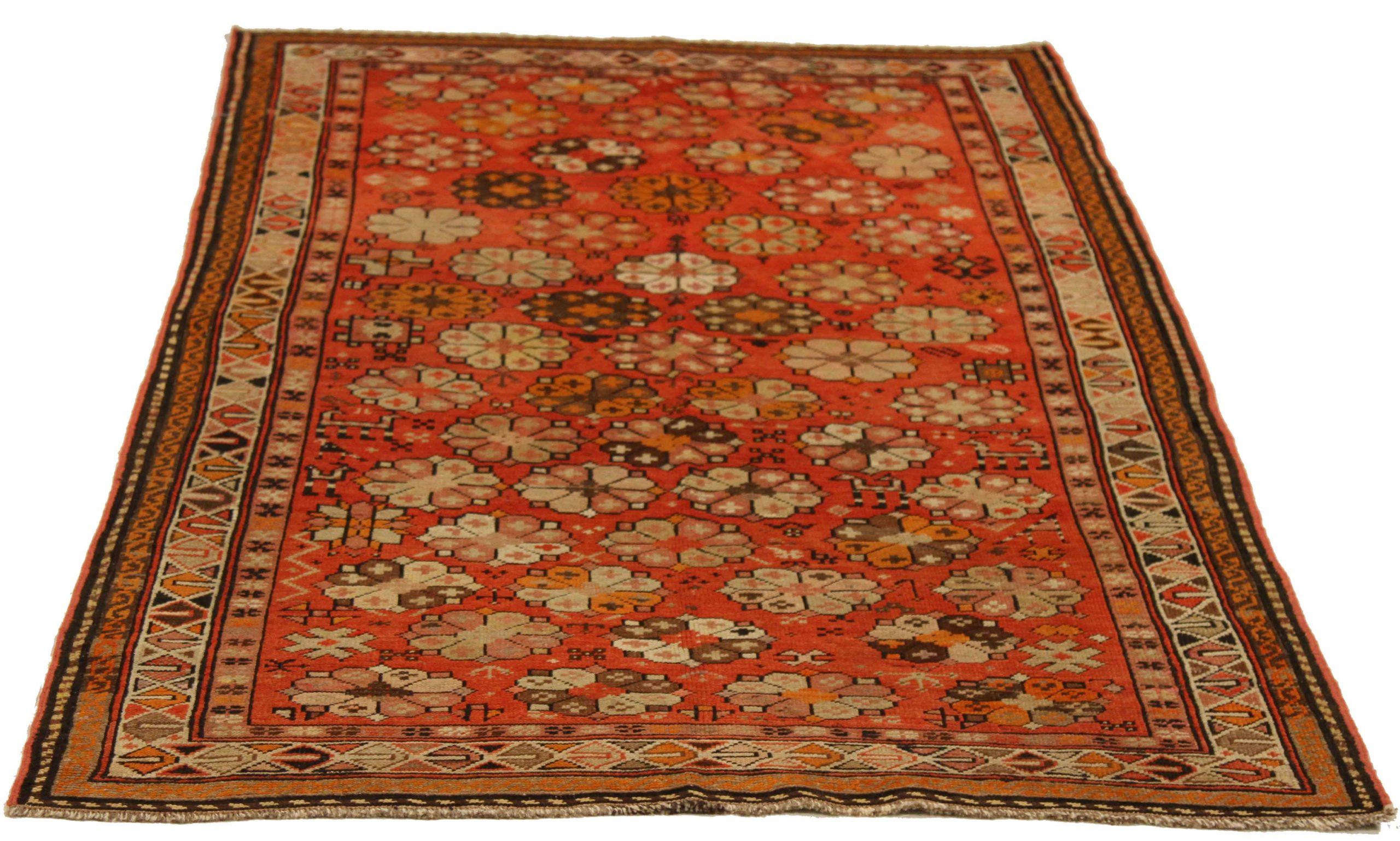 Entdecken Sie die Eleganz des russischen Karabagh mit seinen Flächenteppichen. Dieses exklusive Design, das mit viel Liebe zum Detail entworfen wurde, ist perfekt, um Ihren Raum zu verschönern.