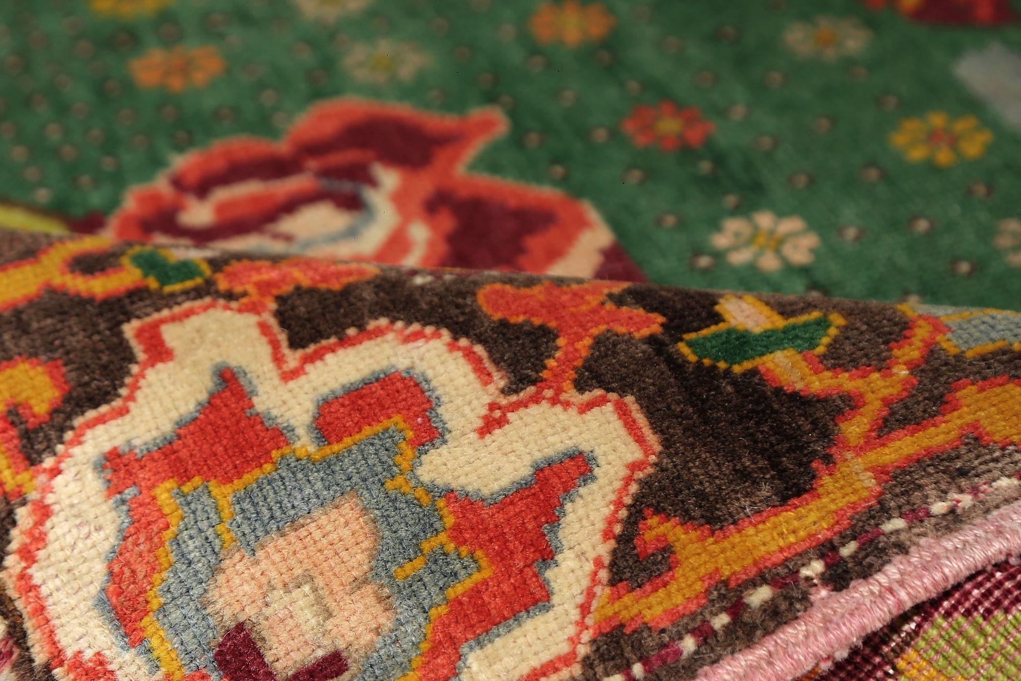 Découvrez l'élégance du Karabagh russe avec ses tapis de table datant de 1910. Conçu avec de la laine et du bleu-vert-ivoire-orange-rouge-jaune, ce design exclusif est parfait pour mettre en valeur votre espace.