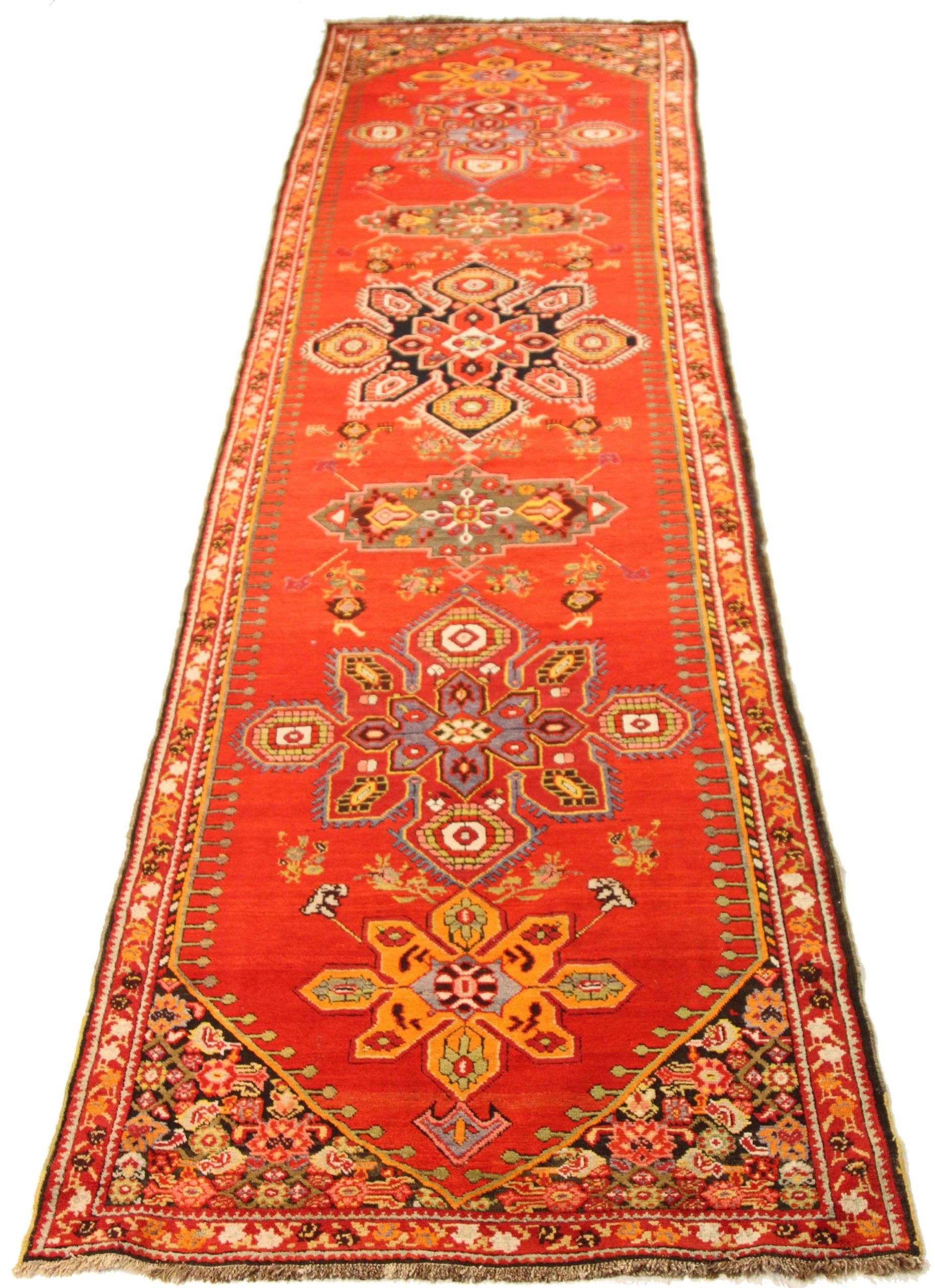 Entdecken Sie die Eleganz des russischen Karabagh mit dem Läufer von CIRCA 1880. Dieses exklusive Design, das mit viel Liebe zum Detail entworfen wurde, ist perfekt, um Ihren Raum zu verschönern.