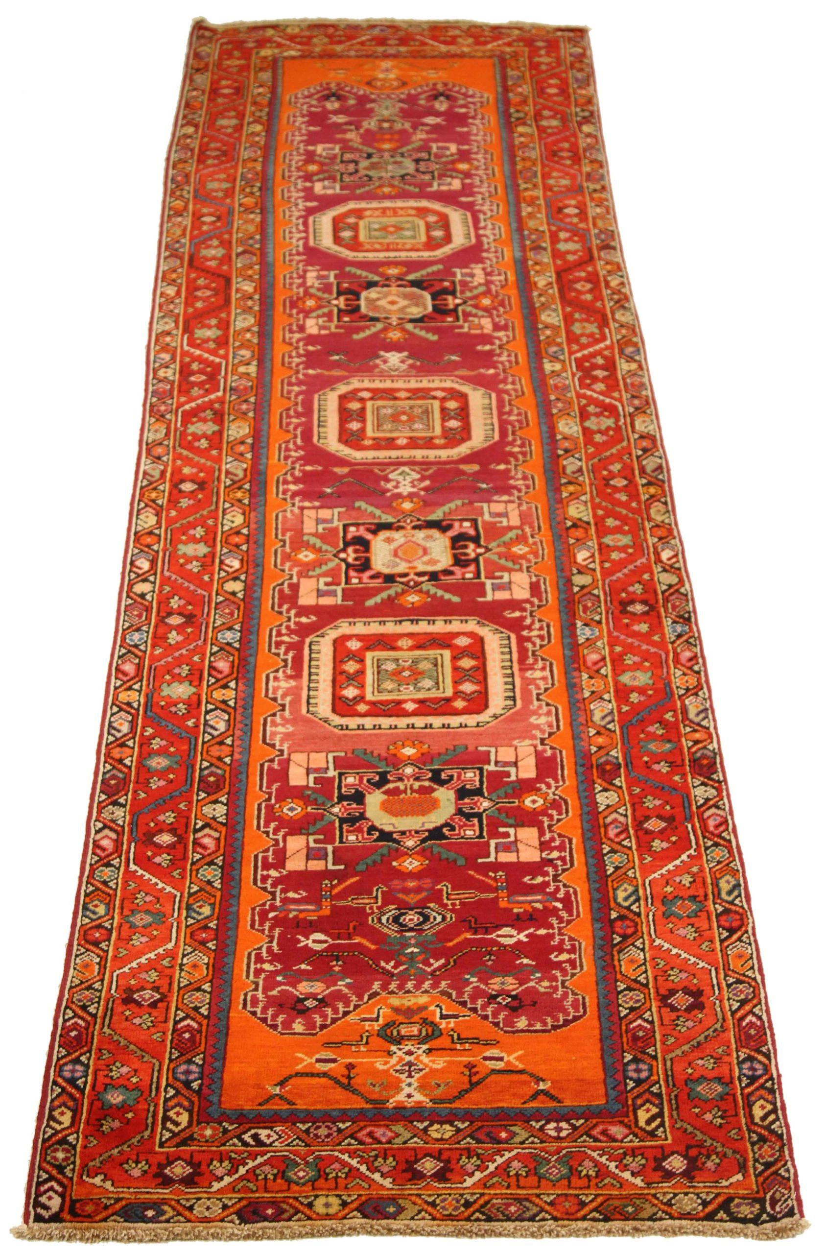 Entdecken Sie die Eleganz des russischen Karabagh mit dem Läufer von CIRCA 1880. Dieses exklusive Design aus Wolle und OrangePinkRot ist perfekt, um Ihren Raum zu verschönern.