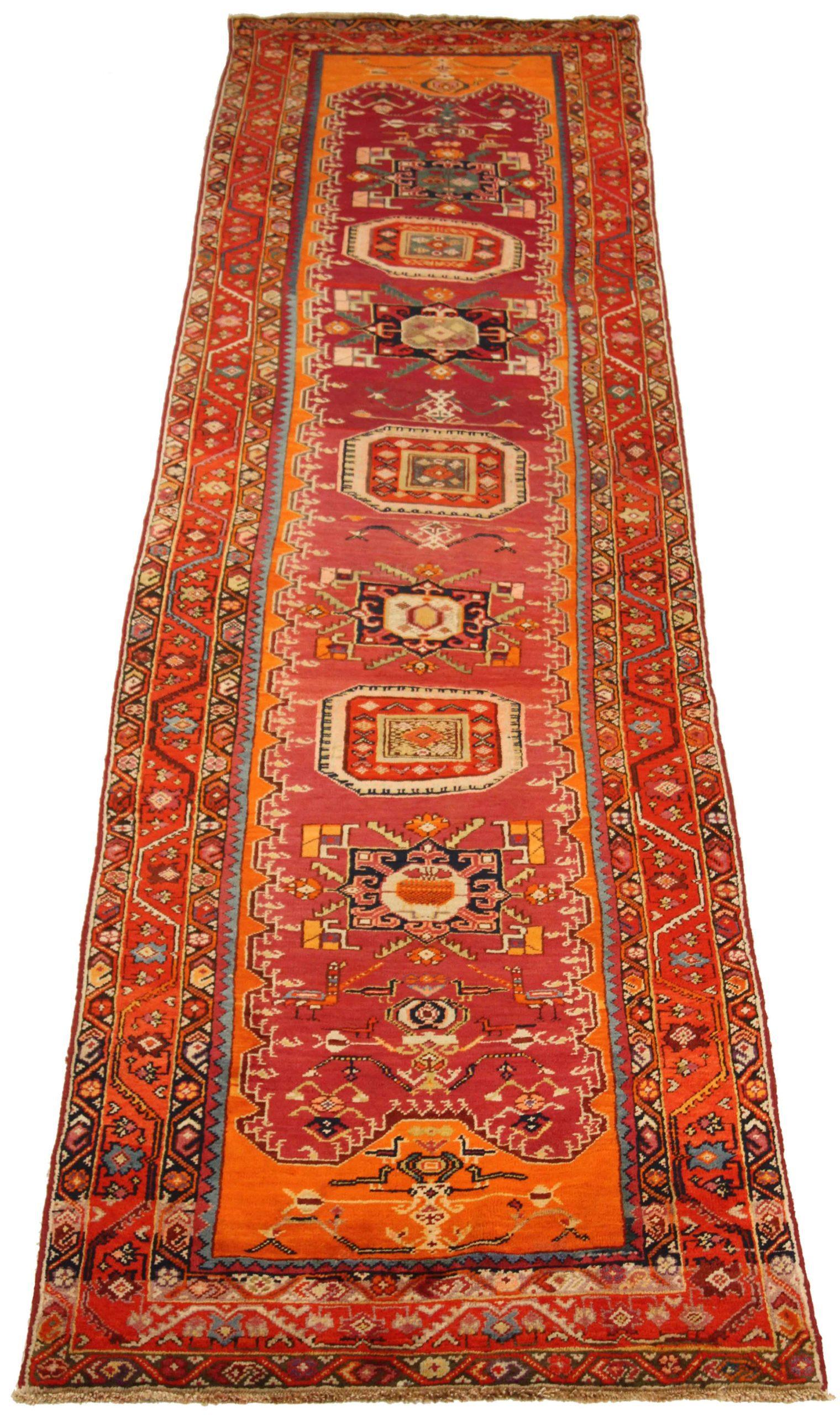 Entdecken Sie die Eleganz des russischen Karabagh mit dem Läufer von CIRCA 1880. Dieses exklusive Design aus Wolle und OrangePinkRot ist perfekt, um Ihren Raum zu verschönern.