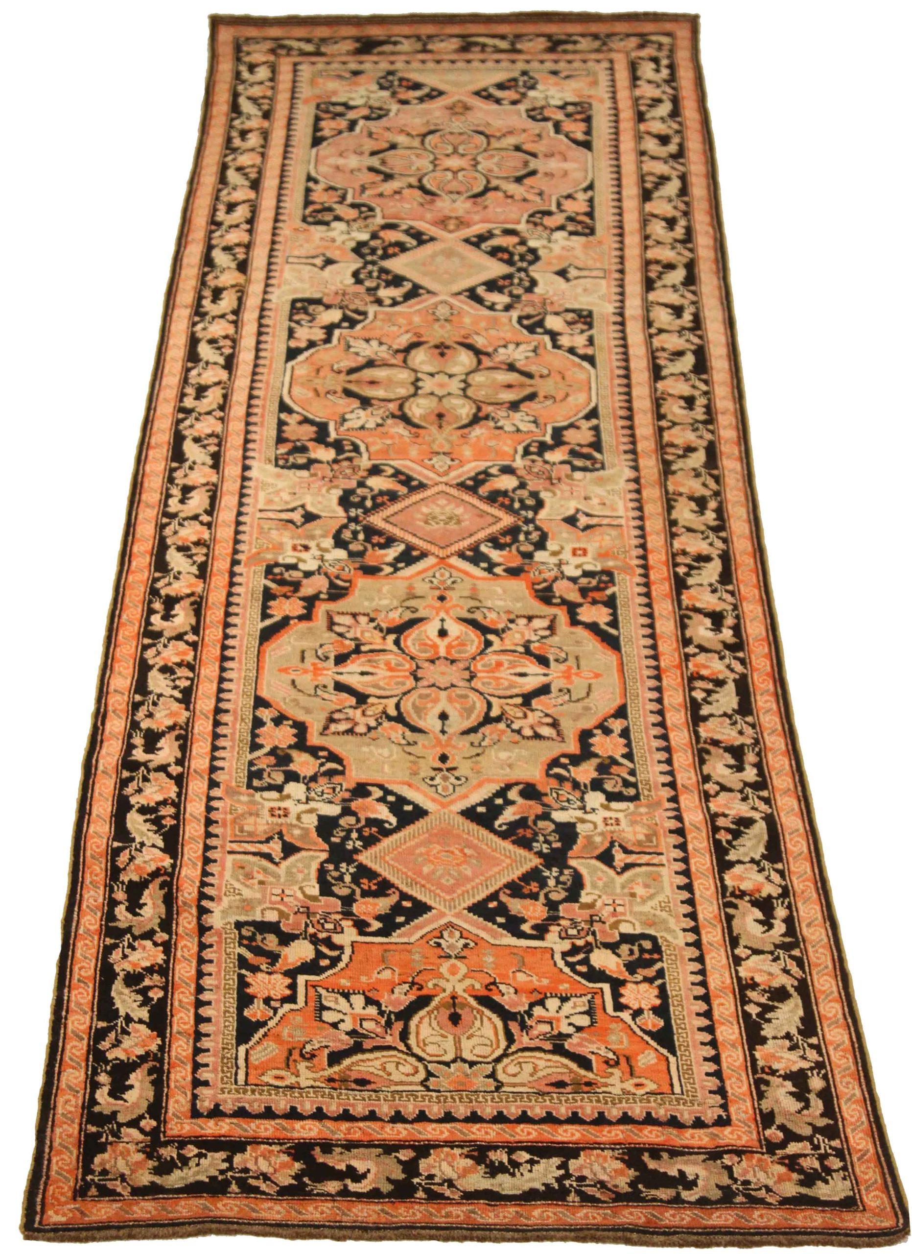 Entdecken Sie die Eleganz des russischen Karabagh mit dem Läufer von CIRCA 1910. Dieses exklusive Design aus Wolle und BlackIvoryPink ist perfekt, um Ihren Raum zu verschönern.
