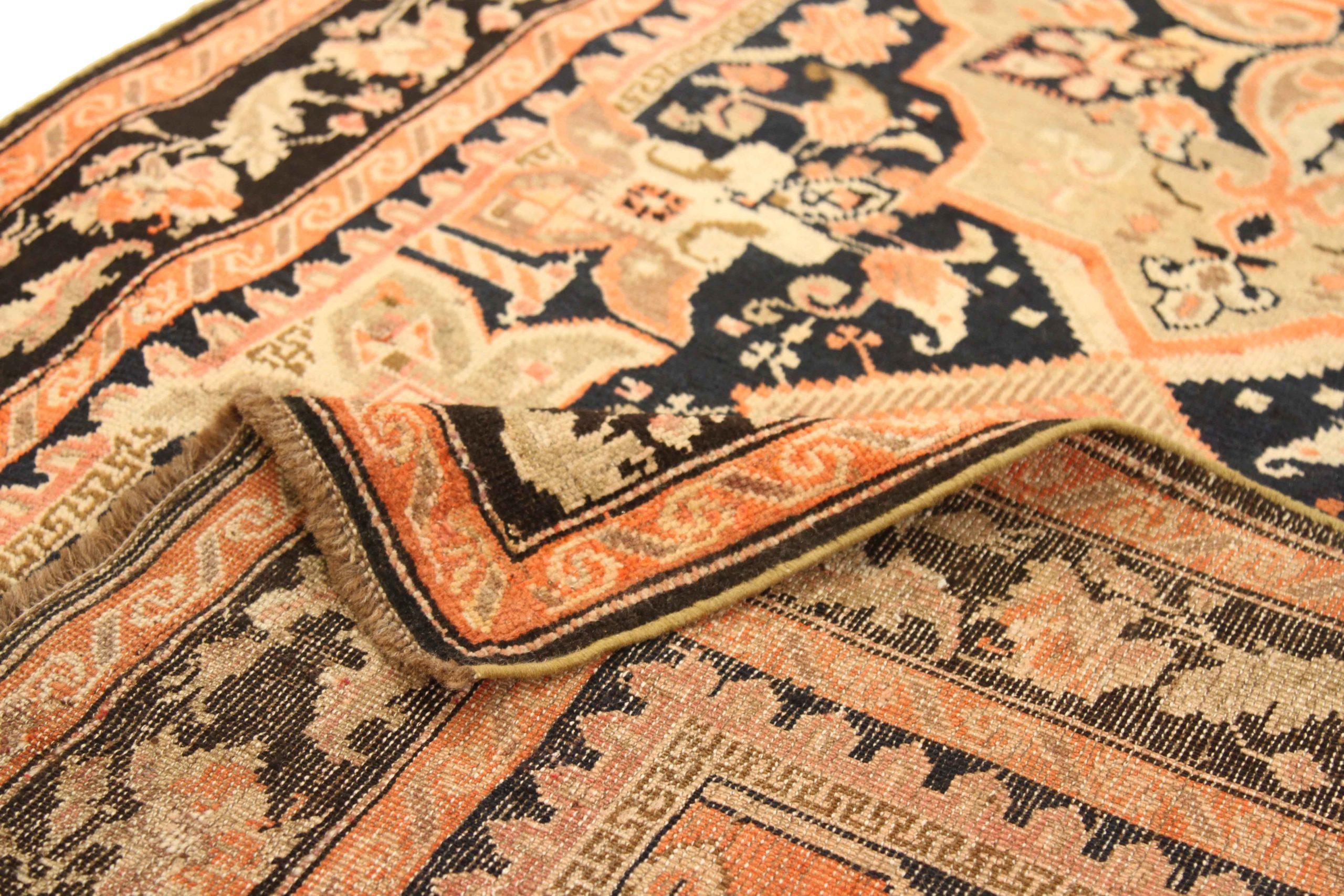 Russischer Karabagh-Läufer Circa 1910 - Wolle Schwarz Elfenbein Rosa 73604 im Zustand „Hervorragend“ im Angebot in Dallas, TX
