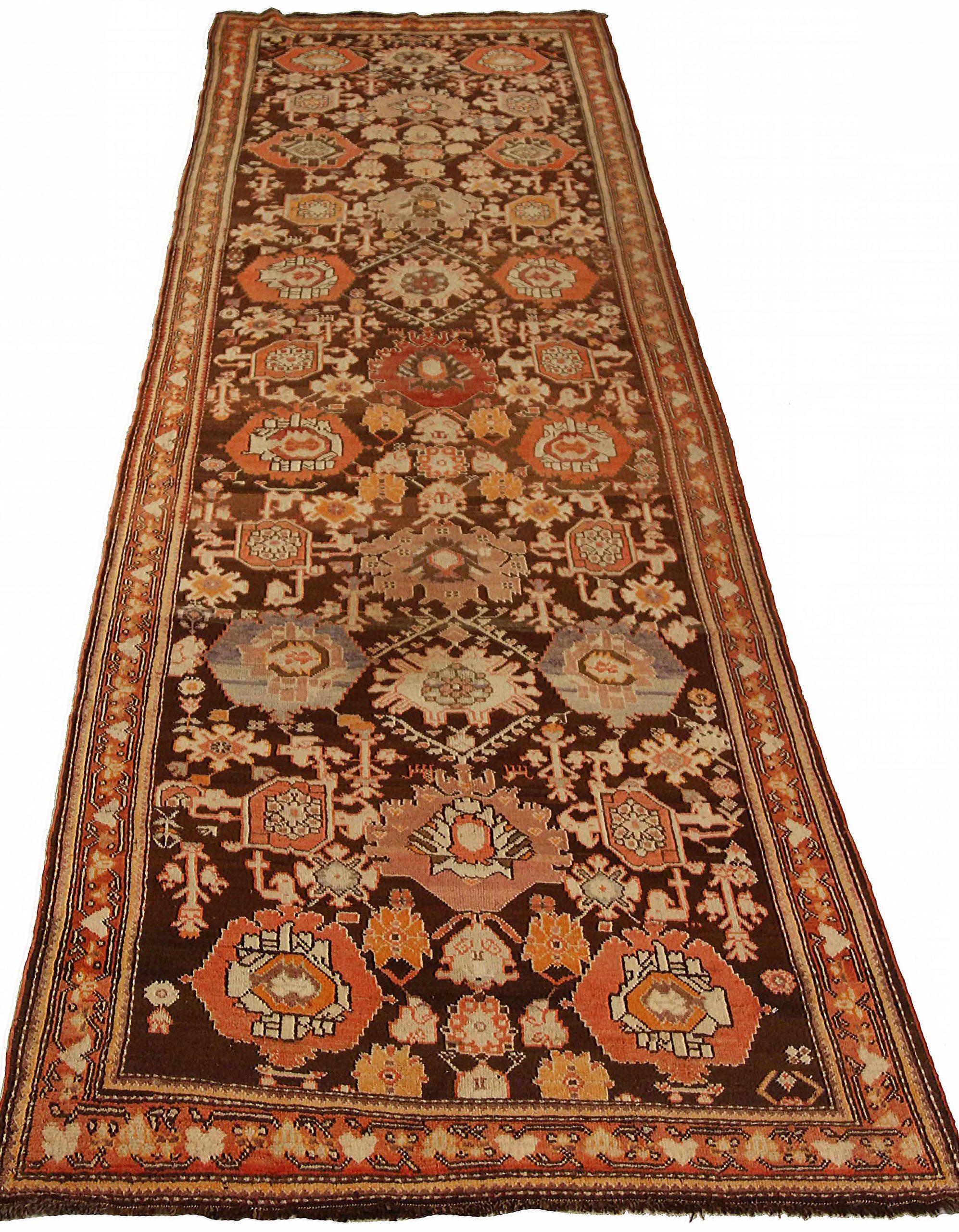 Entdecken Sie die Eleganz des russischen Karabagh mit dem Läufer von CIRCA 1910. Dieses exklusive Design aus Wolle und Braun-Elfenbein-Rot ist perfekt, um Ihren Raum zu verschönern.