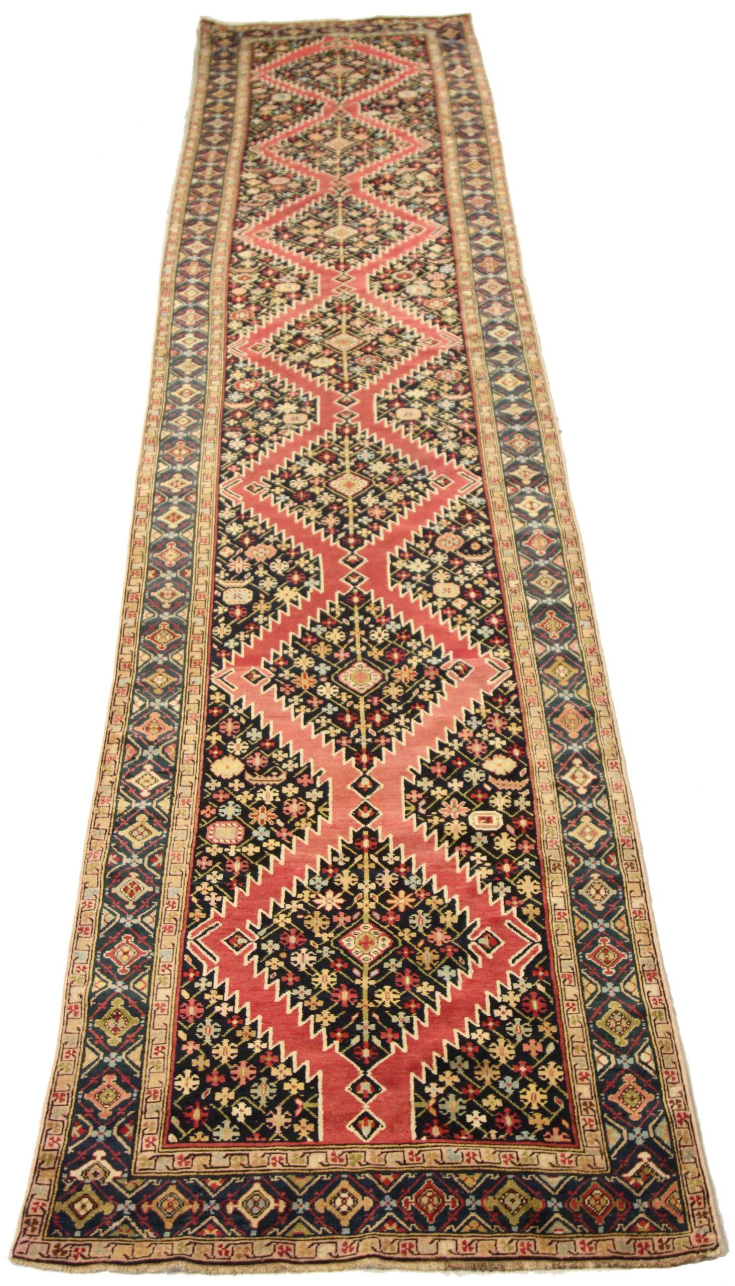 Entdecken Sie die Eleganz des russischen Karabagh mit dem Läufer von CIRCA 1910. Dieses exklusive Design aus Wolle und ElfenbeinMarineblauRot ist perfekt, um Ihren Raum zu verschönern.