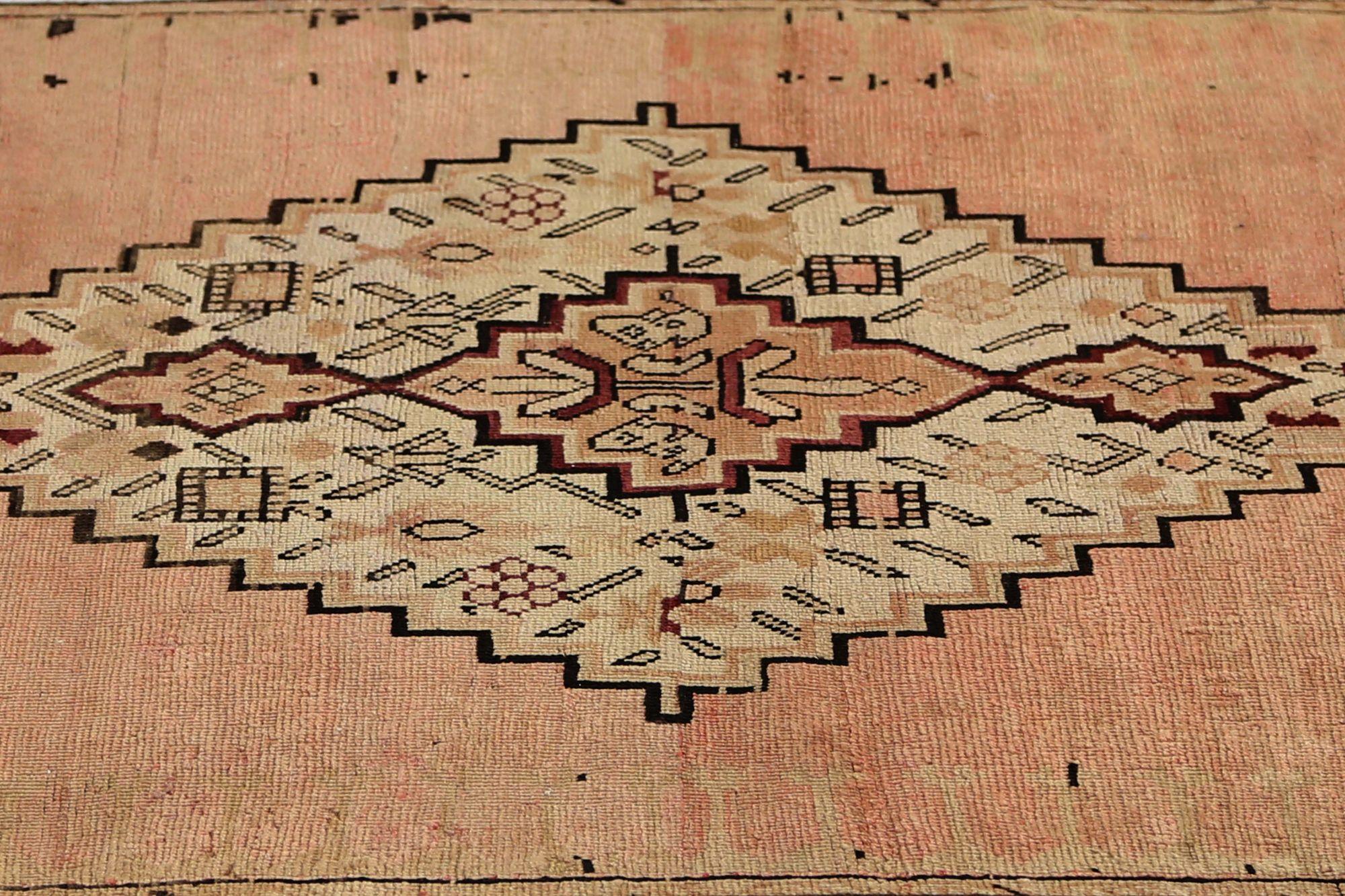 Scopri l'eleganza del tappeto runner russo Karabagh del 1910. Progettato con Lana e NeroIvoryPinkRedTaupe, questo design esclusivo è perfetto per valorizzare il tuo spazio.