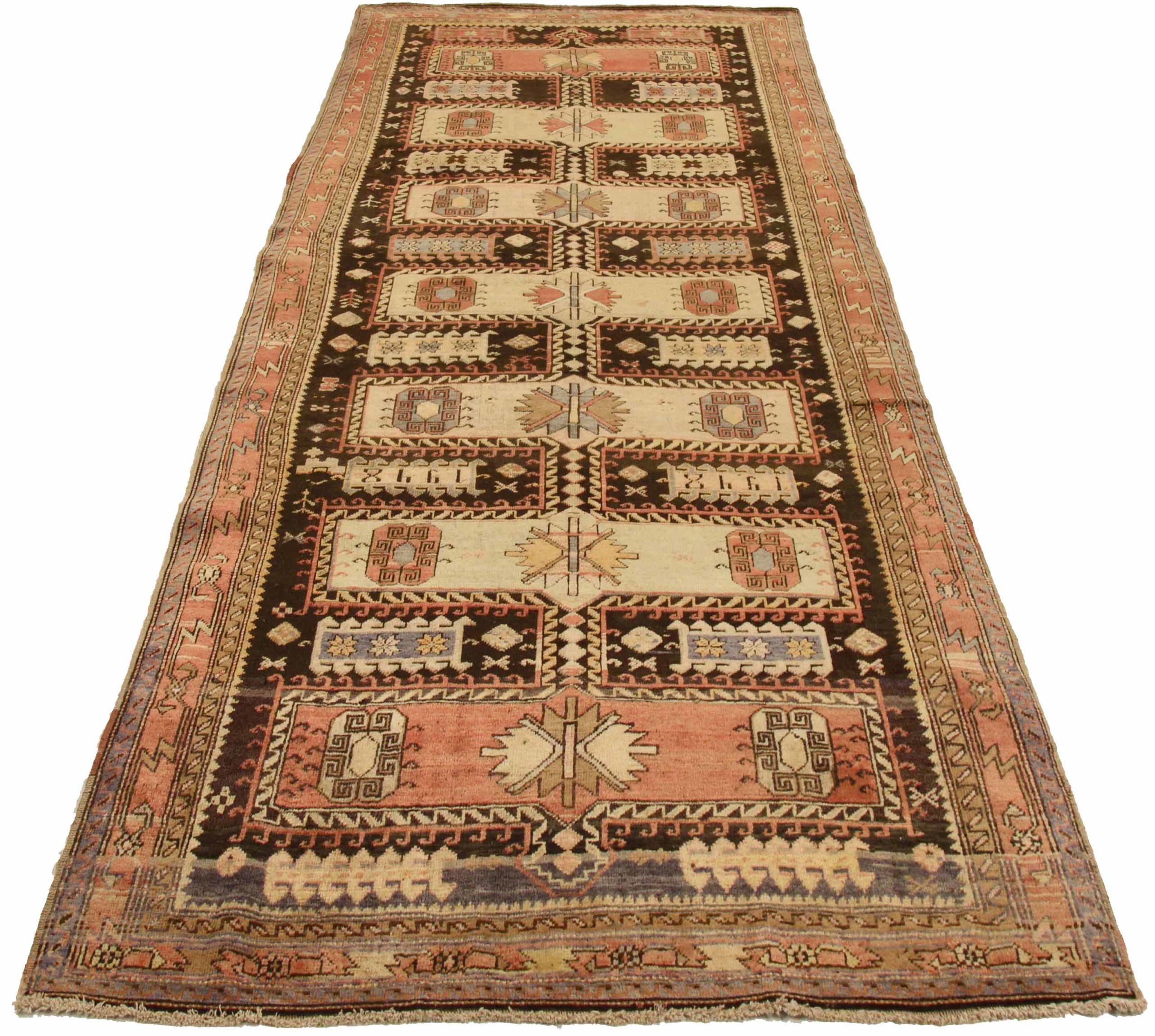 Scopri l'eleganza del Karabagh russo con un piccolo tappeto del 1880. Progettato con lana e marrone-avorio-rosa, questo design esclusivo è perfetto per valorizzare il tuo spazio.