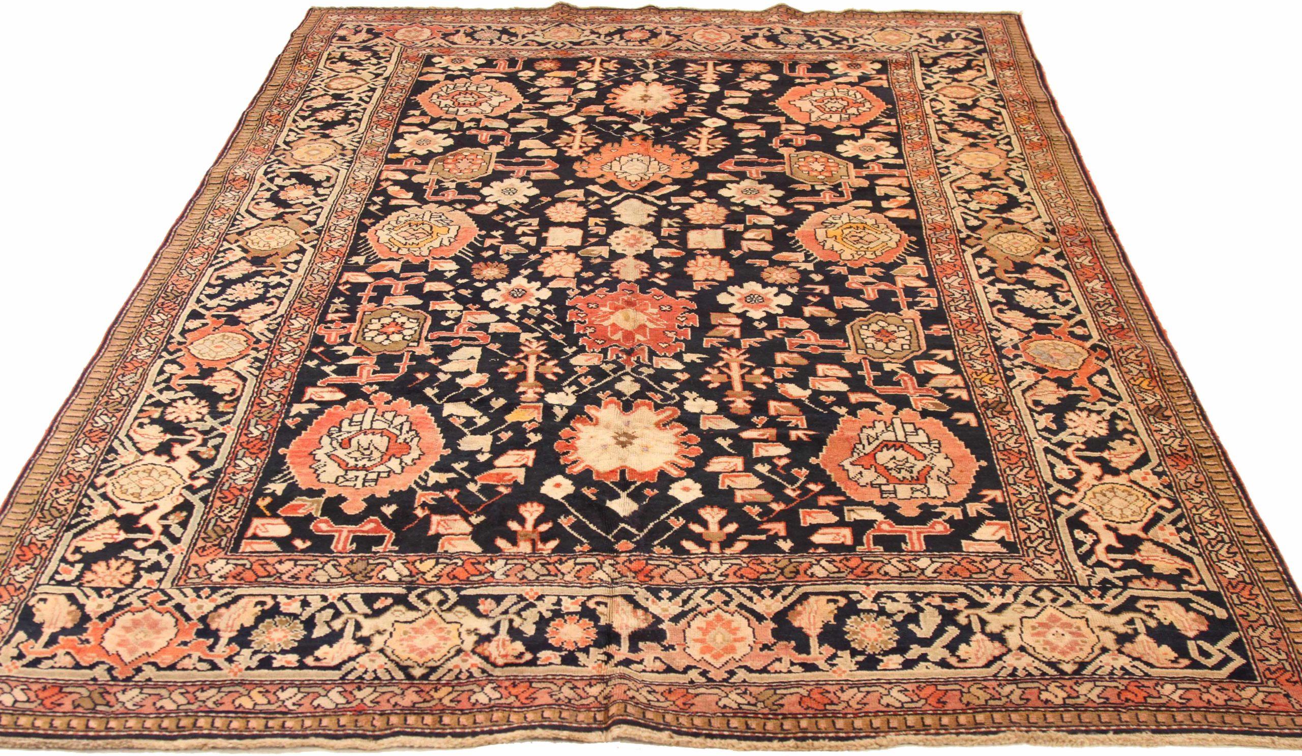 Entdecken Sie die Eleganz des russischen Karabagh mit dem kleinen Teppich von CIRCA 1880. Dieses exklusive Design aus Wolle und ElfenbeinMarineblauRot ist perfekt, um Ihren Raum zu verschönern.