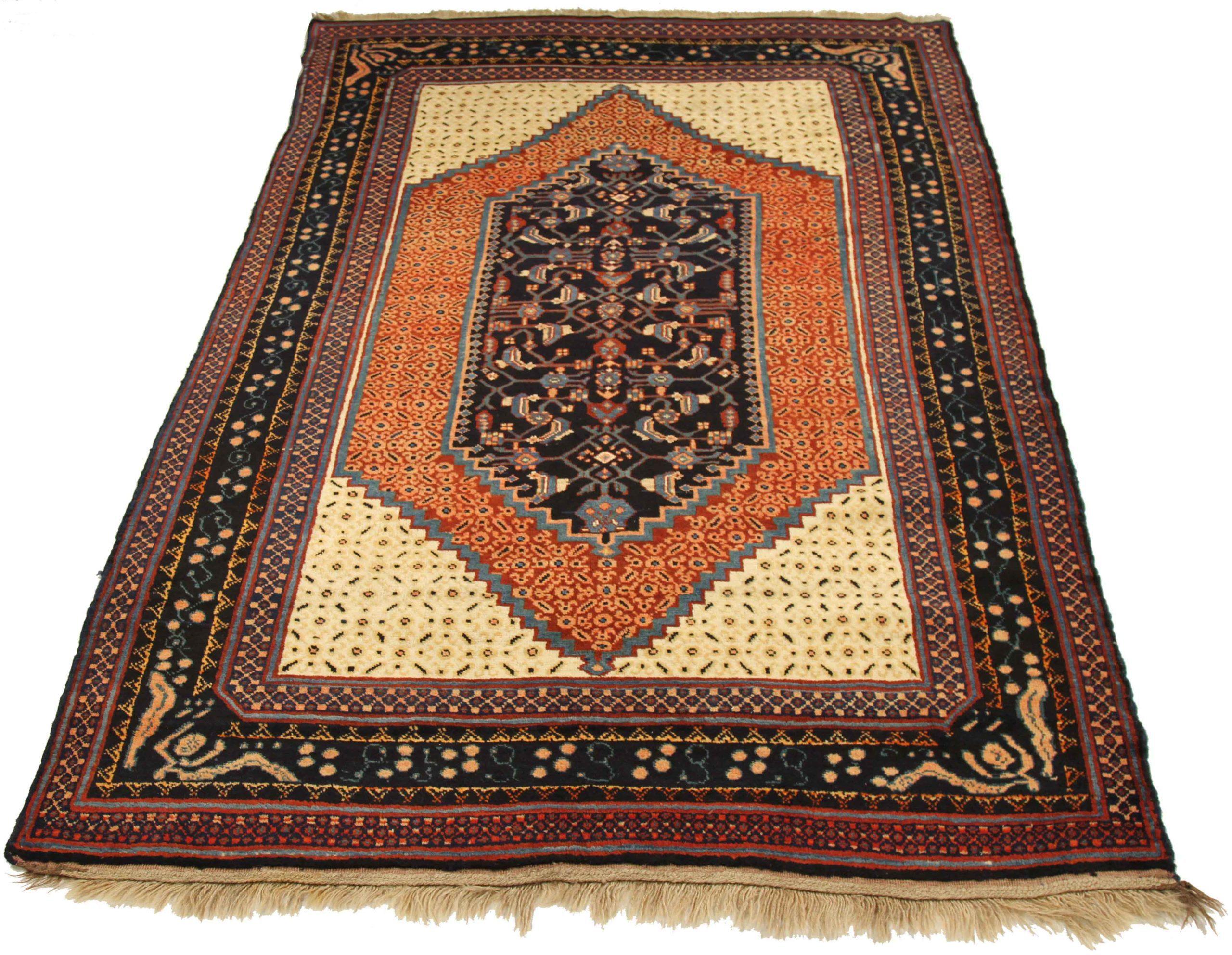Descubre la elegancia del Karabagh ruso con una pequeña alfombra de circa 1880. Diseñado con Lana y MarfilAzul MarinoRojo, este diseño exclusivo es perfecto para realzar tu espacio.