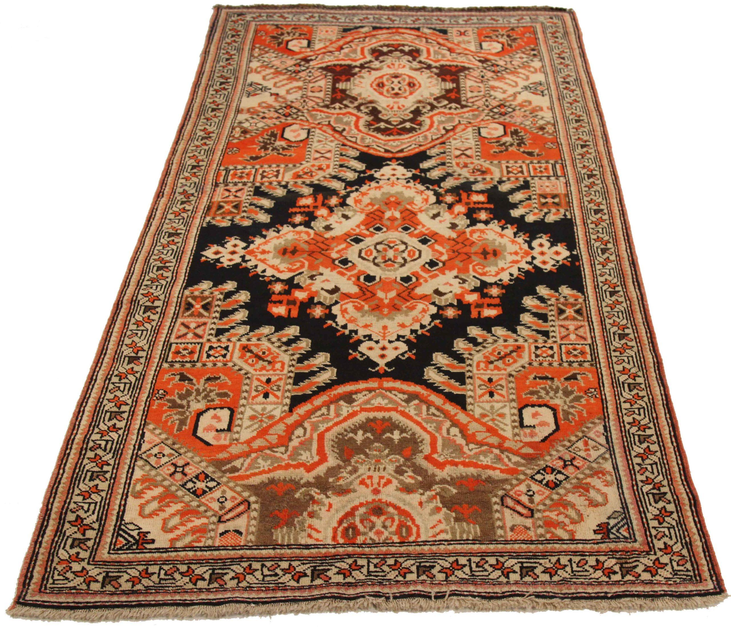 Entdecken Sie die Eleganz des russischen Karabagh mit dem kleinen Teppich von CIRCA 1910. Dieses exklusive Design aus Wolle und Schwarz-Elfenbein-Orange ist perfekt, um Ihren Raum zu verschönern.