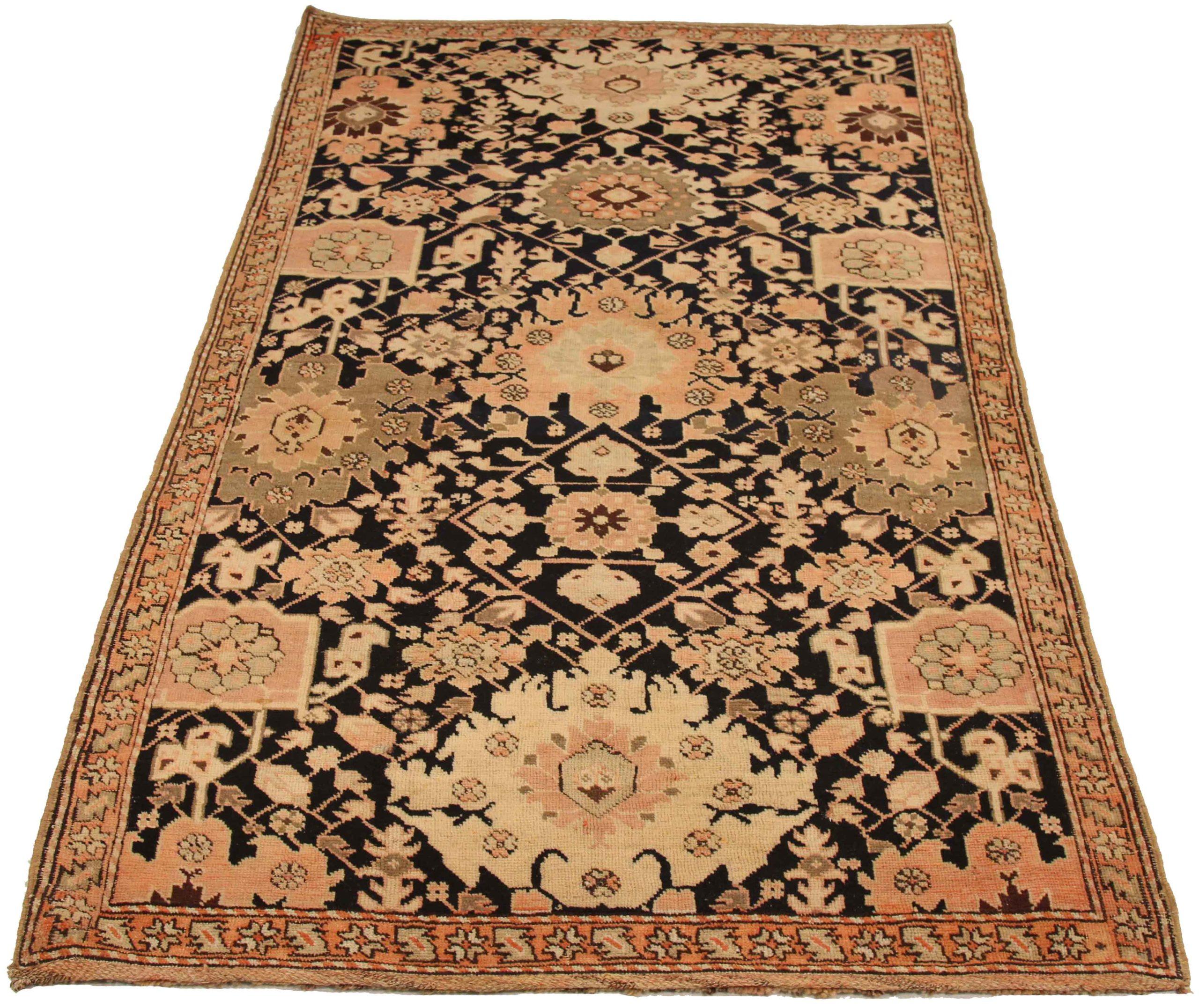 Entdecken Sie die Eleganz des russischen Karabagh mit dem kleinen Teppich von CIRCA 1910. Dieses exklusive Design aus Wolle und BlackIvoryPink ist perfekt, um Ihren Raum zu verschönern.