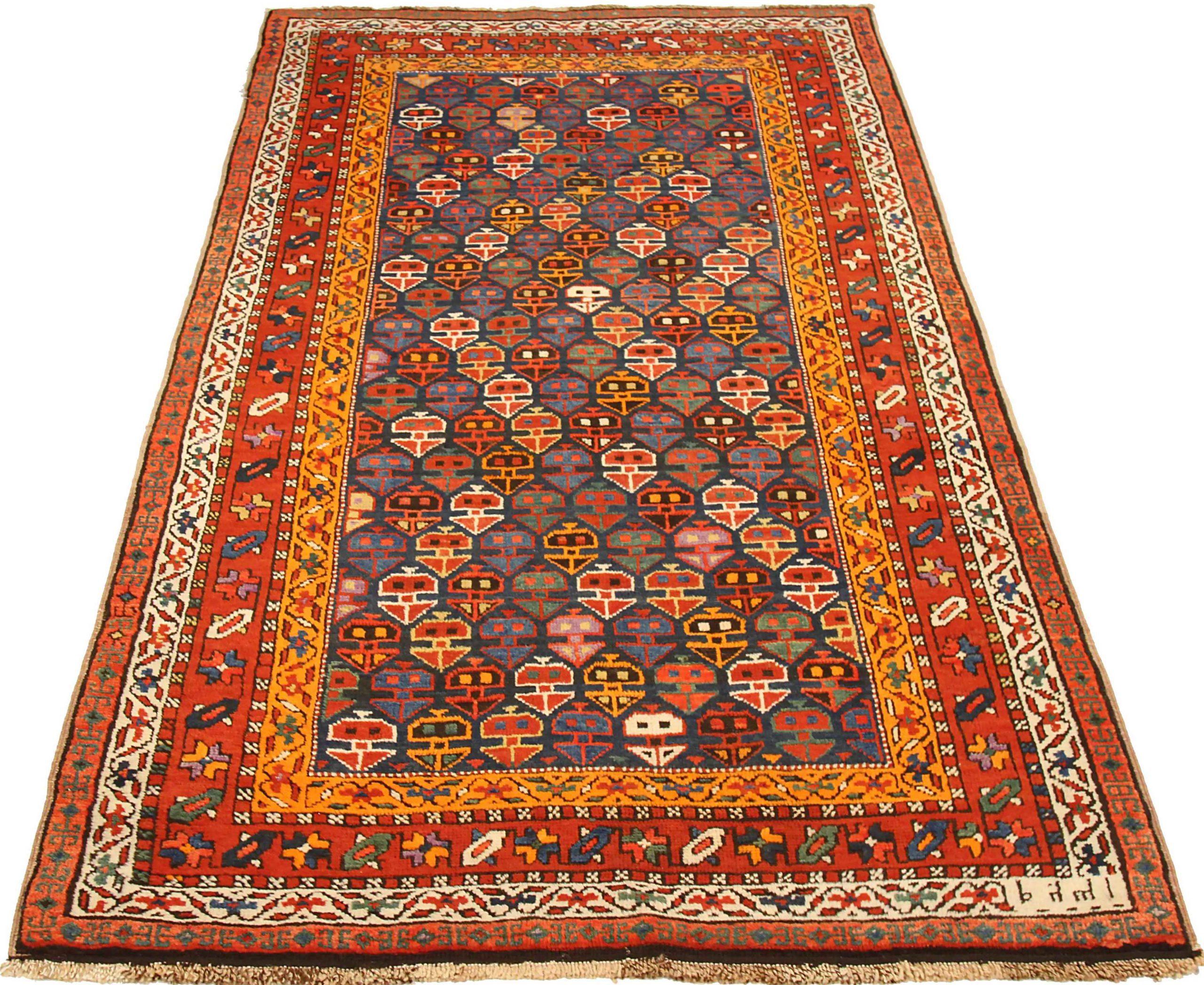 Entdecken Sie die Eleganz des russischen Karabagh mit dem kleinen Teppich von CIRCA 1910. Dieses exklusive Design aus Wolle und BlauRotGelb ist perfekt, um Ihren Raum zu verschönern.