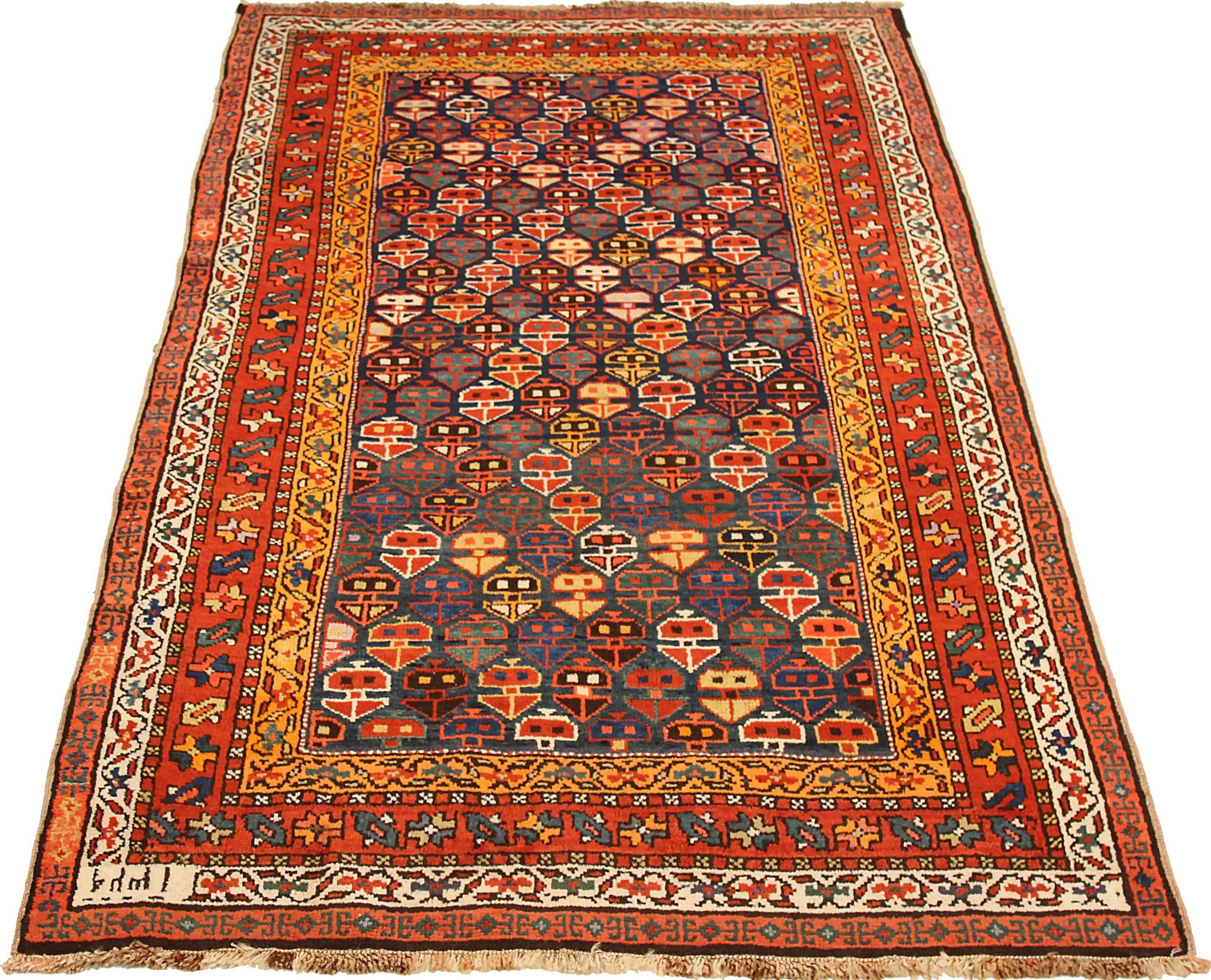Entdecken Sie die Eleganz des russischen Karabagh mit dem kleinen Teppich von CIRCA 1910. Dieses exklusive Design aus Wolle und BlauRotGelb ist perfekt, um Ihren Raum zu verschönern.