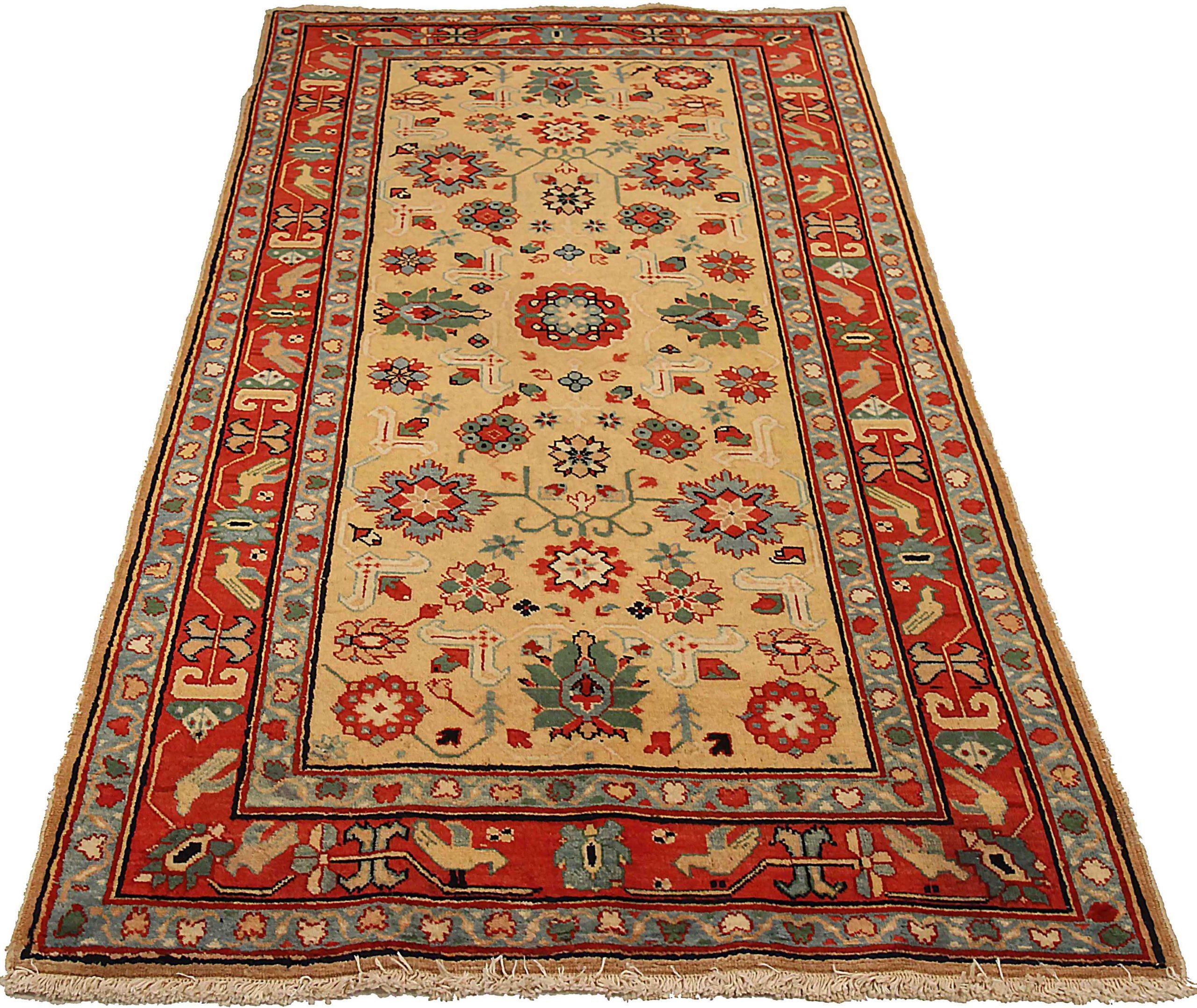 Entdecken Sie die Eleganz des russischen Karabagh mit dem kleinen Teppich von CIRCA 1910. Dieses exklusive Design aus Wolle und BlauRotGelb ist perfekt, um Ihren Raum zu verschönern.