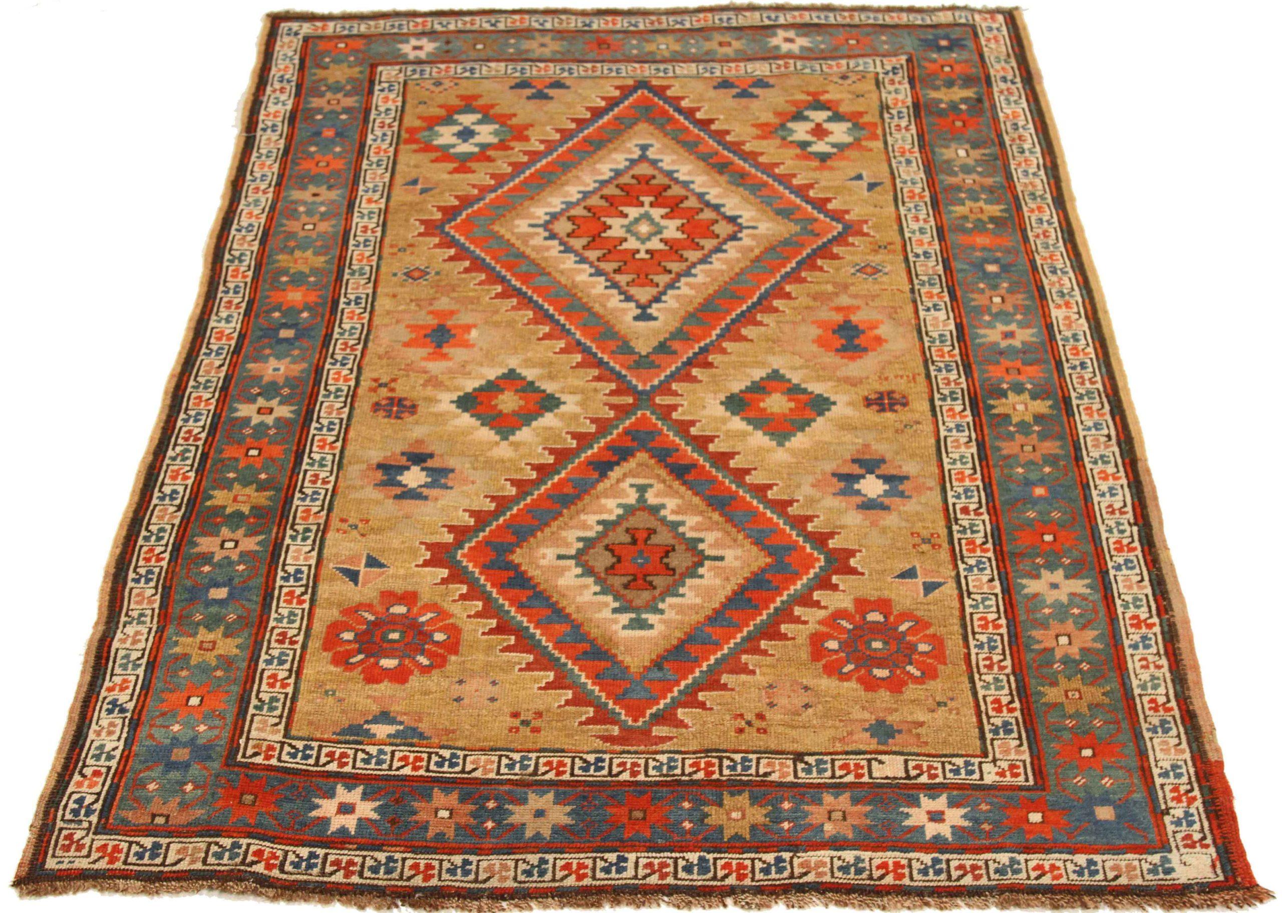 Entdecken Sie die Eleganz des russischen Karabagh mit dem kleinen Teppich von CIRCA 1910. Dieses exklusive Design aus Wolle und BlauRotGelb ist perfekt, um Ihren Raum zu verschönern.