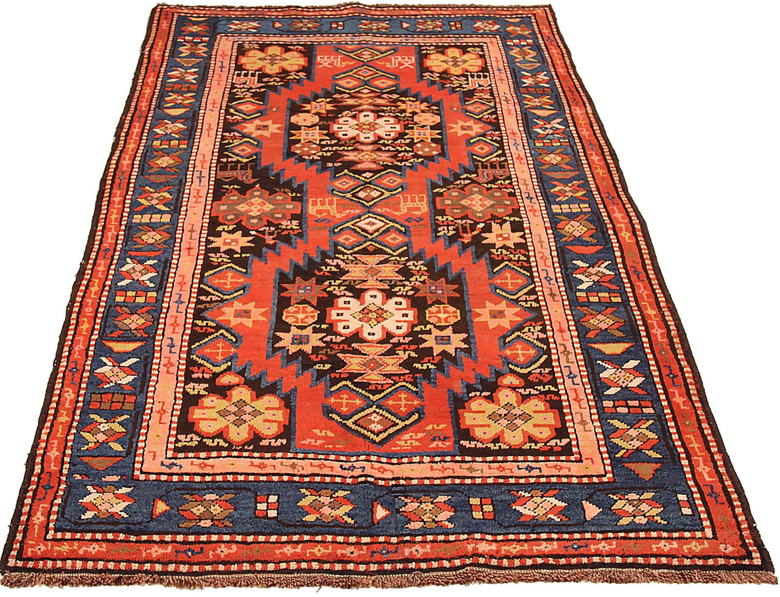 Entdecken Sie die Eleganz des russischen Karabagh mit dem kleinen Teppich von CIRCA 1910. Dieses exklusive Design aus Wolle und BlauRotGelb ist perfekt, um Ihren Raum zu verschönern.