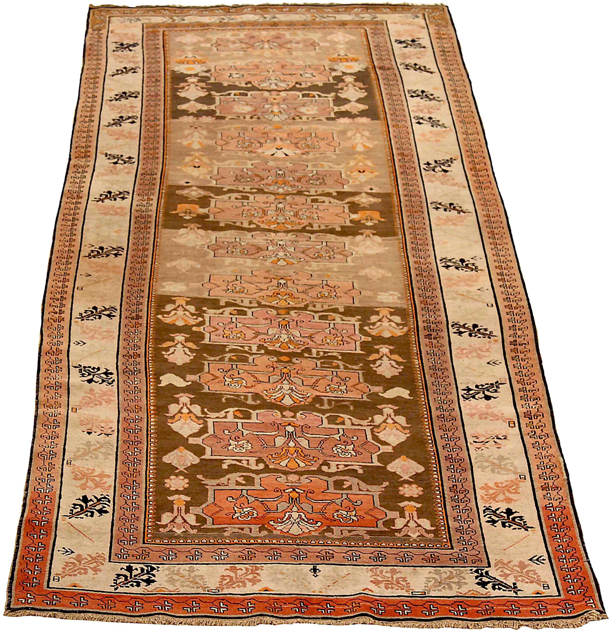Entdecken Sie die Eleganz des russischen Karabagh mit dem kleinen Teppich von CIRCA 1910. Dieses exklusive Design aus Wolle und Braun-Elfenbein-Rot ist perfekt, um Ihren Raum zu verschönern.