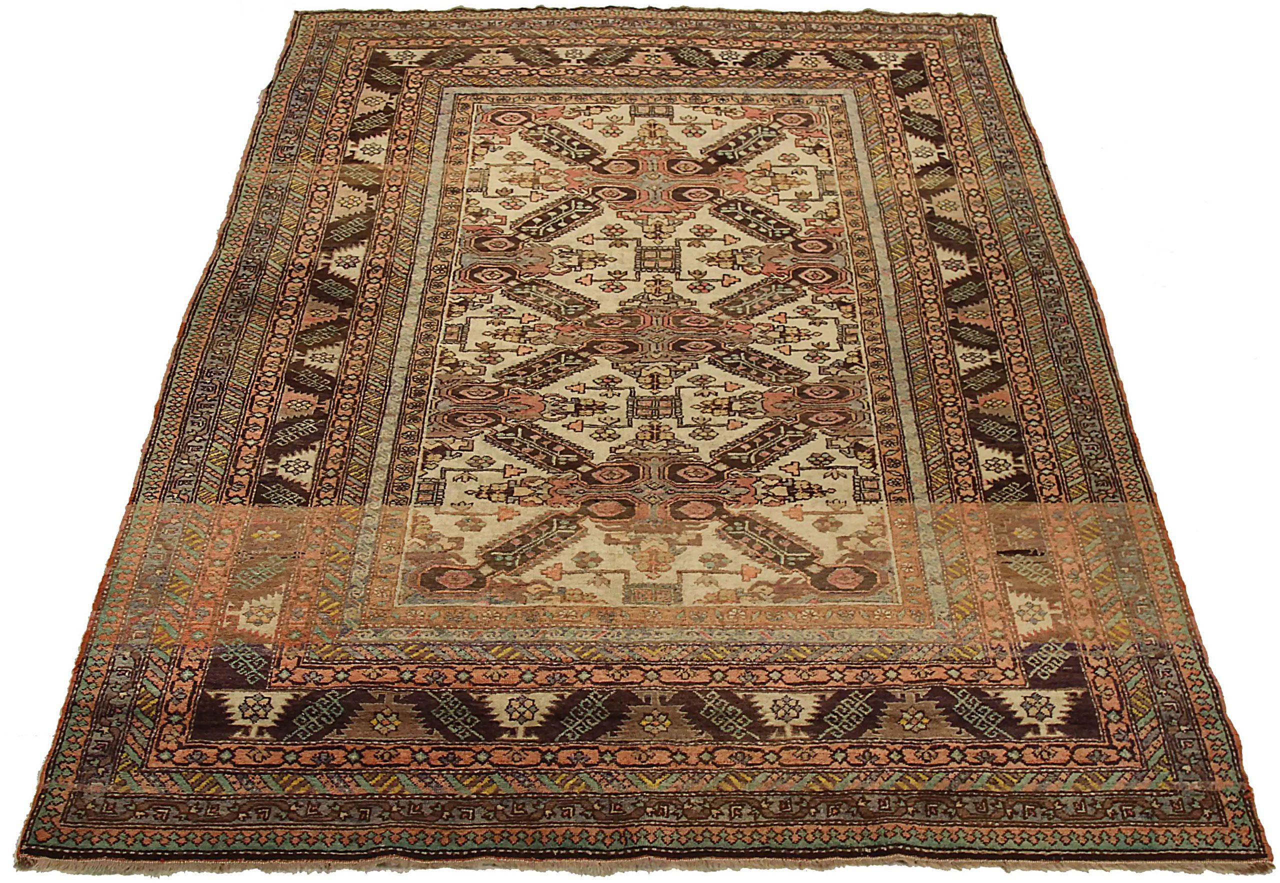 Entdecken Sie die Eleganz des russischen Karabagh mit dem kleinen Teppich von CIRCA 1910. Dieses exklusive Design aus Wolle und Braun-Elfenbein-Rot ist perfekt, um Ihren Raum zu verschönern.