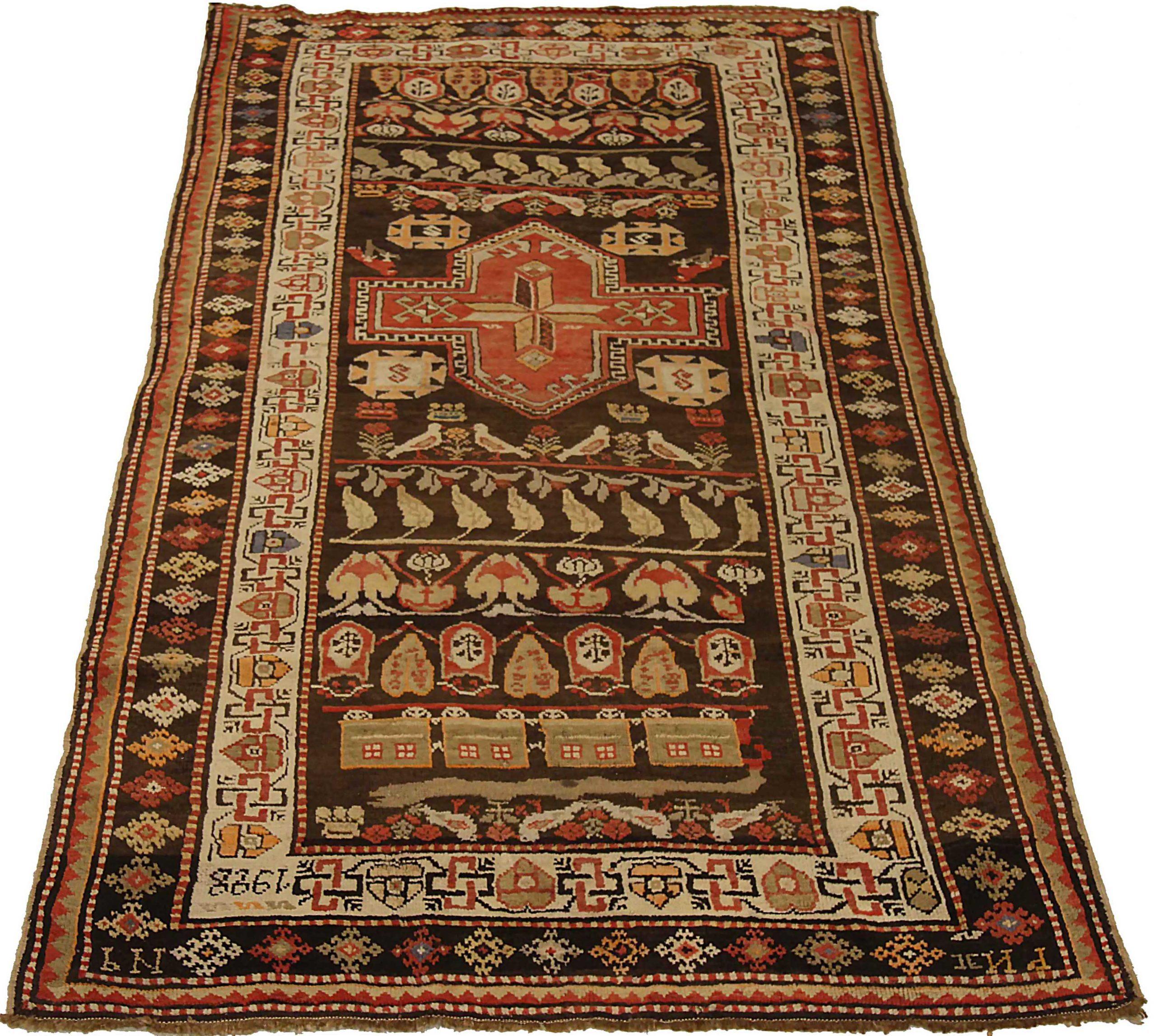 Entdecken Sie die Eleganz des russischen Karabagh mit dem kleinen Teppich von CIRCA 1910. Dieses exklusive Design aus Wolle und Braun-Elfenbein-Rot ist perfekt, um Ihren Raum zu verschönern.